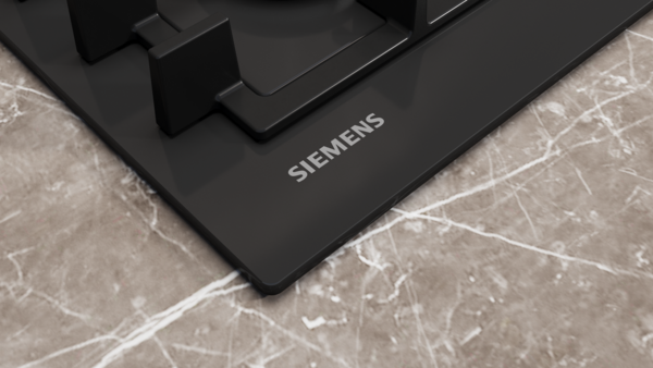 Mermer yüzey üzerinde Siemens logolu siyah gazlı ocak.