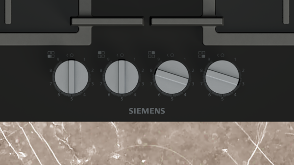 Mermer zemin üzerinde dört düğmeli Siemens ocak.
