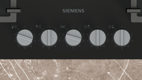 Siyah kontrol panelinde beş gri döner düğme üzerinde Siemens logosu.