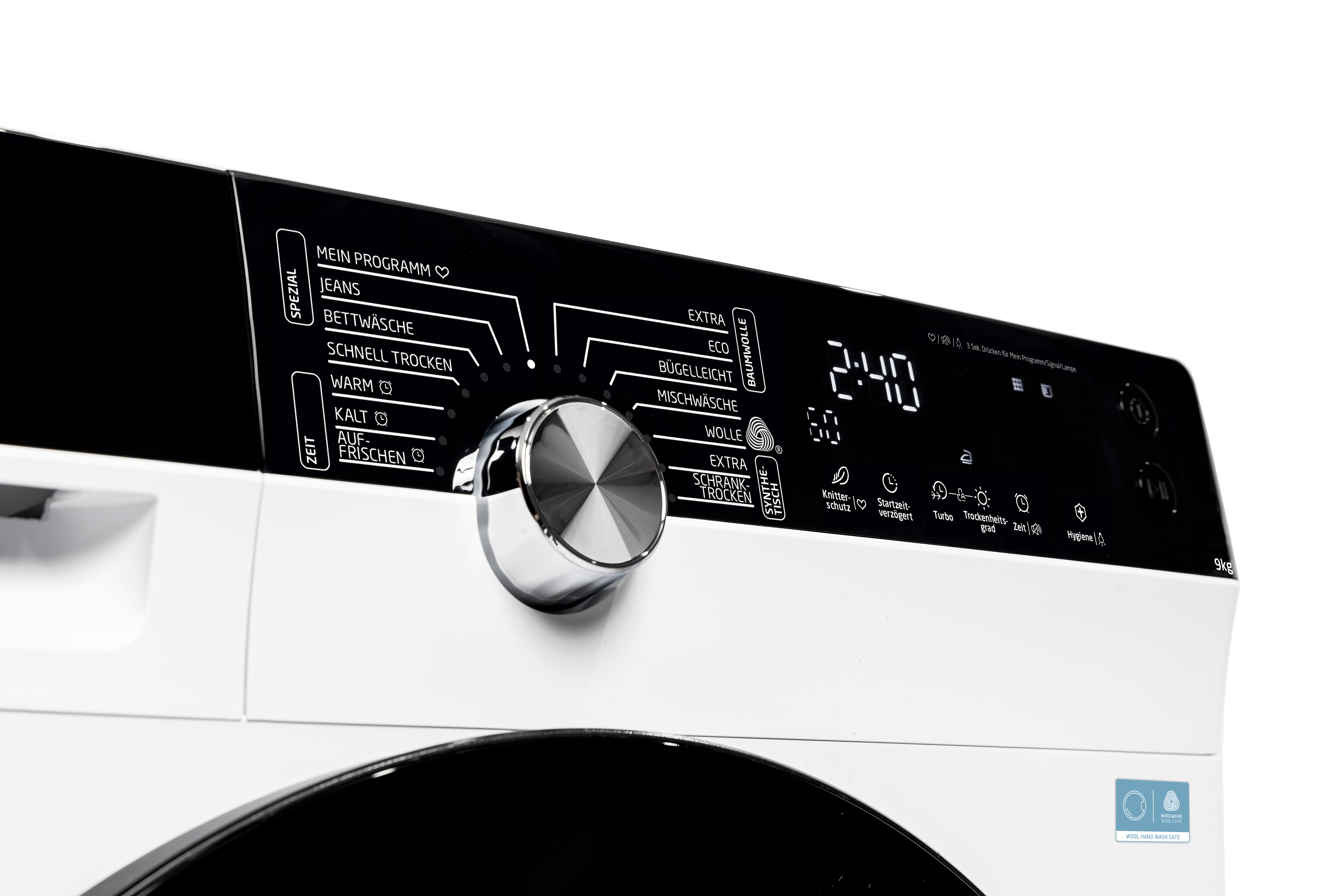 Eine weiße Waschmaschine mit schwarzem Bedienfeld und LCD-Anzeige. Der Knopf ist in der Mitte.