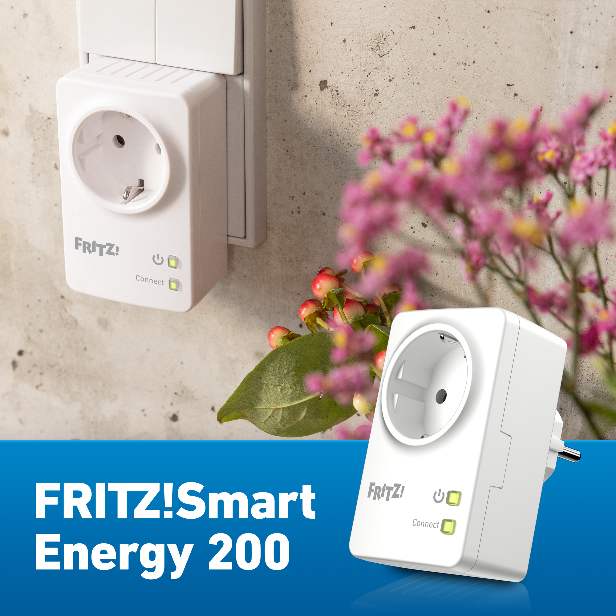 Weiße FRITZ!Smart Energy 200 Steckdose mit Blumen im Hintergrund.