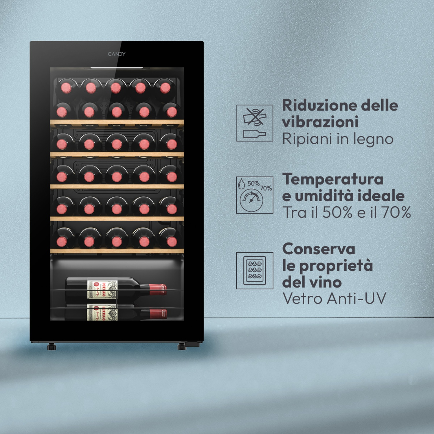 Una cantinetta vino Candy piena di bottiglie nere su ripiani in legno.