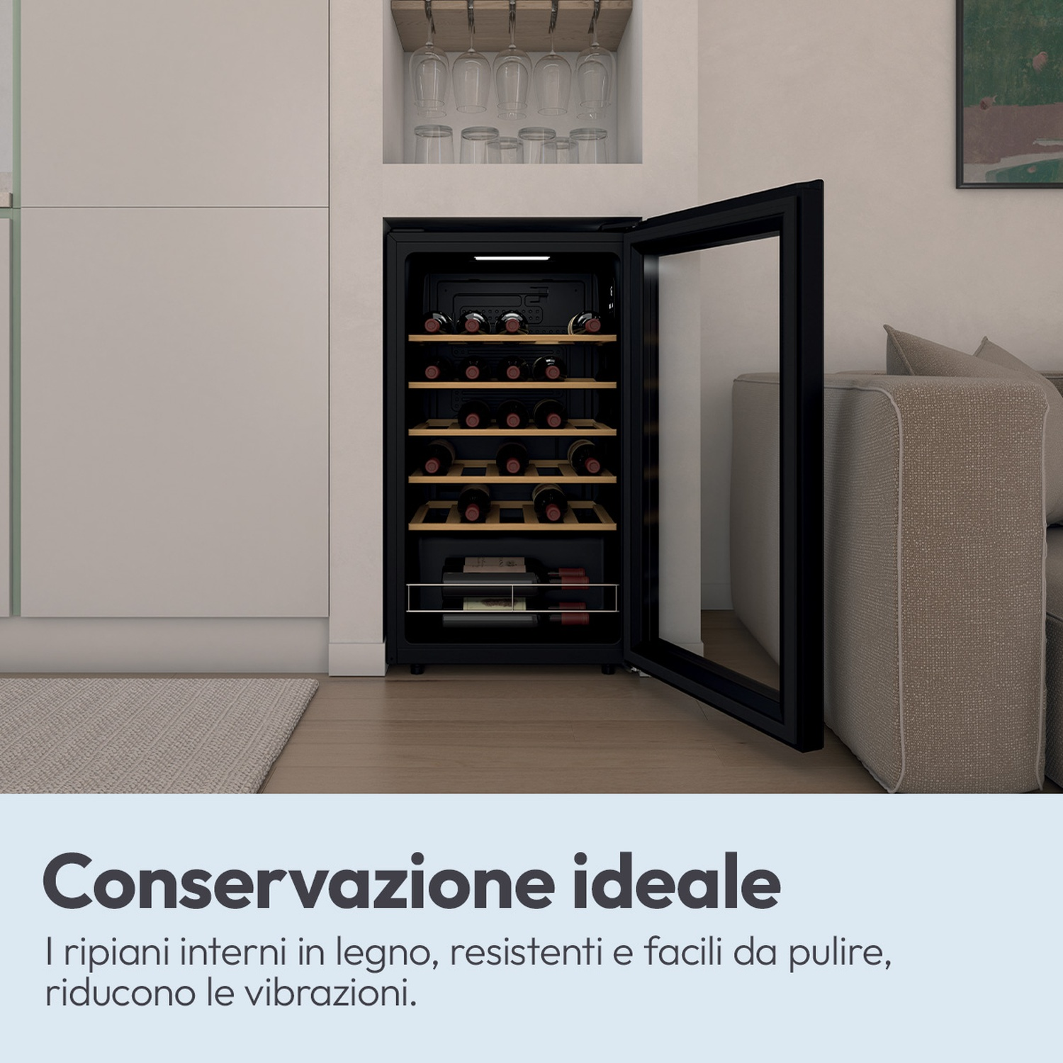 Una cantinetta vino con porte aperte, piena di bottiglie su ripiani in legno.