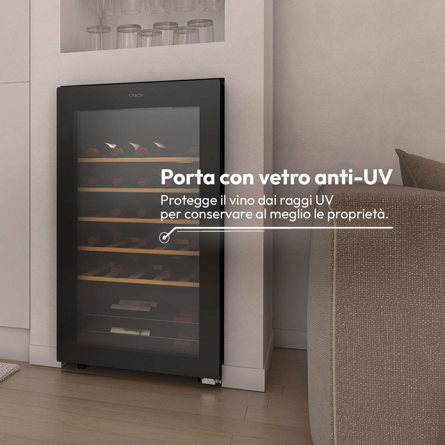 Una cantinetta nera con porta in vetro e ripiani in legno, piena di bottiglie.