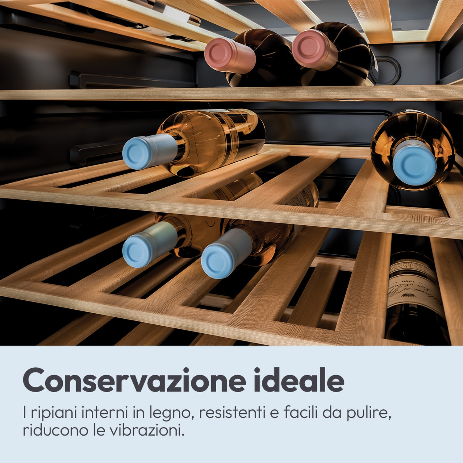 Cantinetta con ripiani in legno e bottiglie di vino di vari colori.