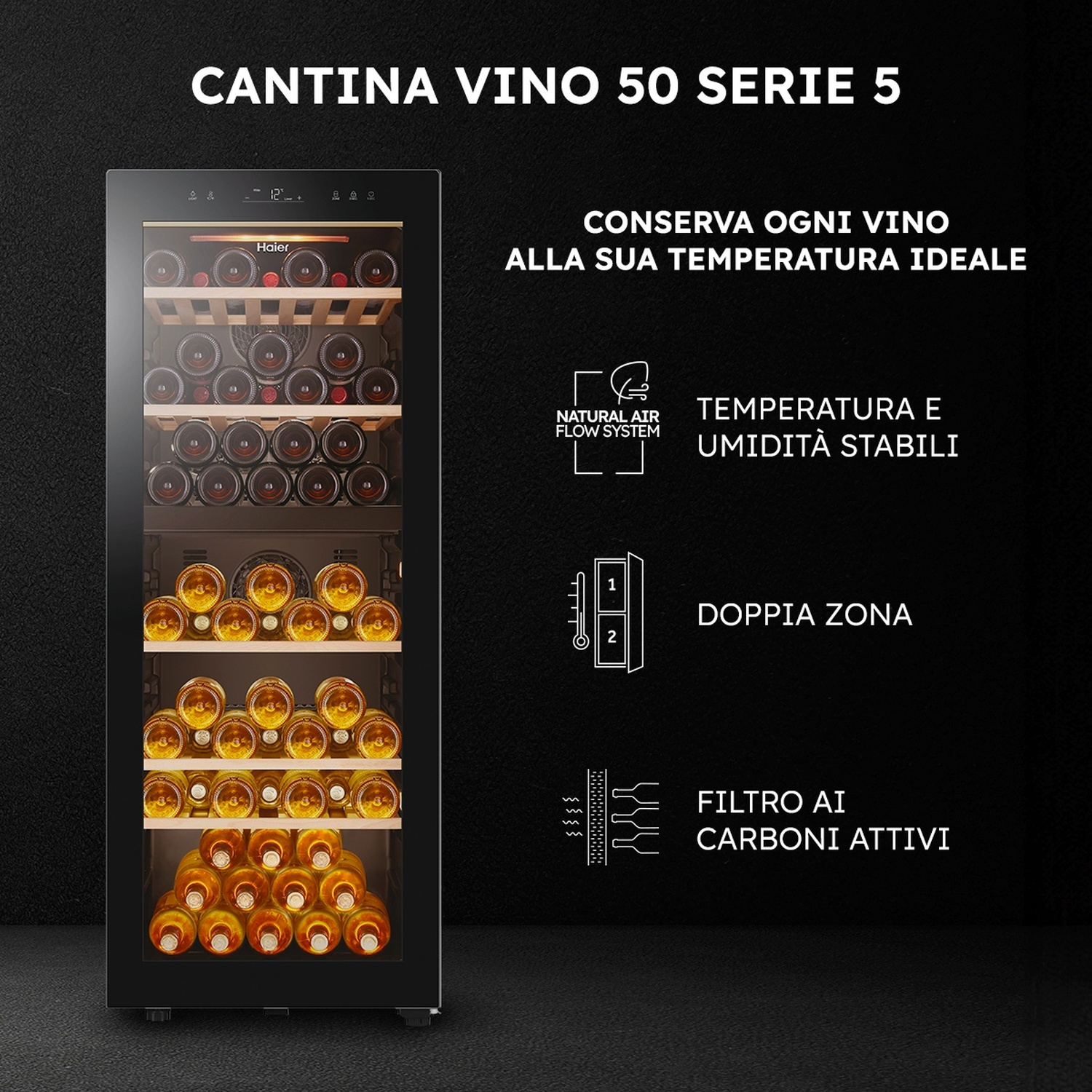 Una cantinetta vino nera con ripiani in legno, piena di bottiglie. Icone e testo a destra.