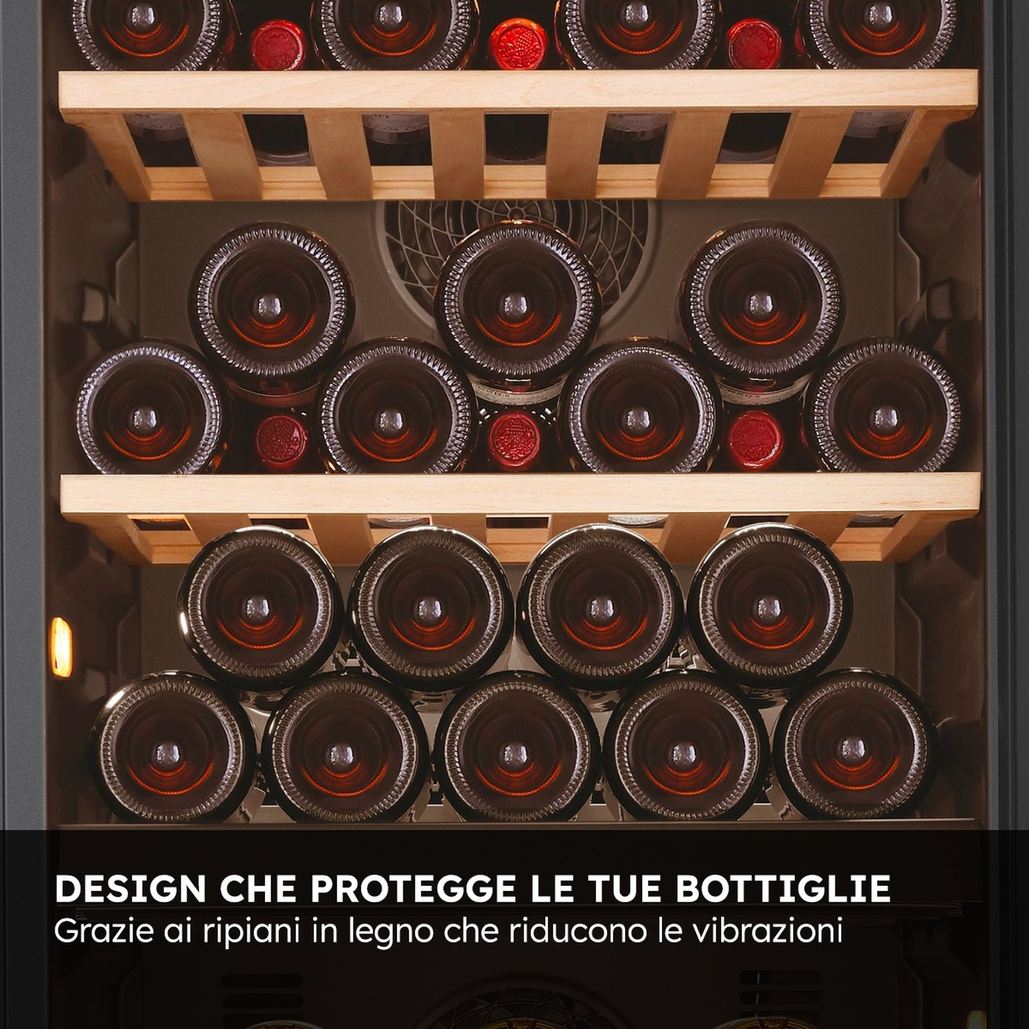 Cantinetta con ripiani in legno, piena di bottiglie di vino.