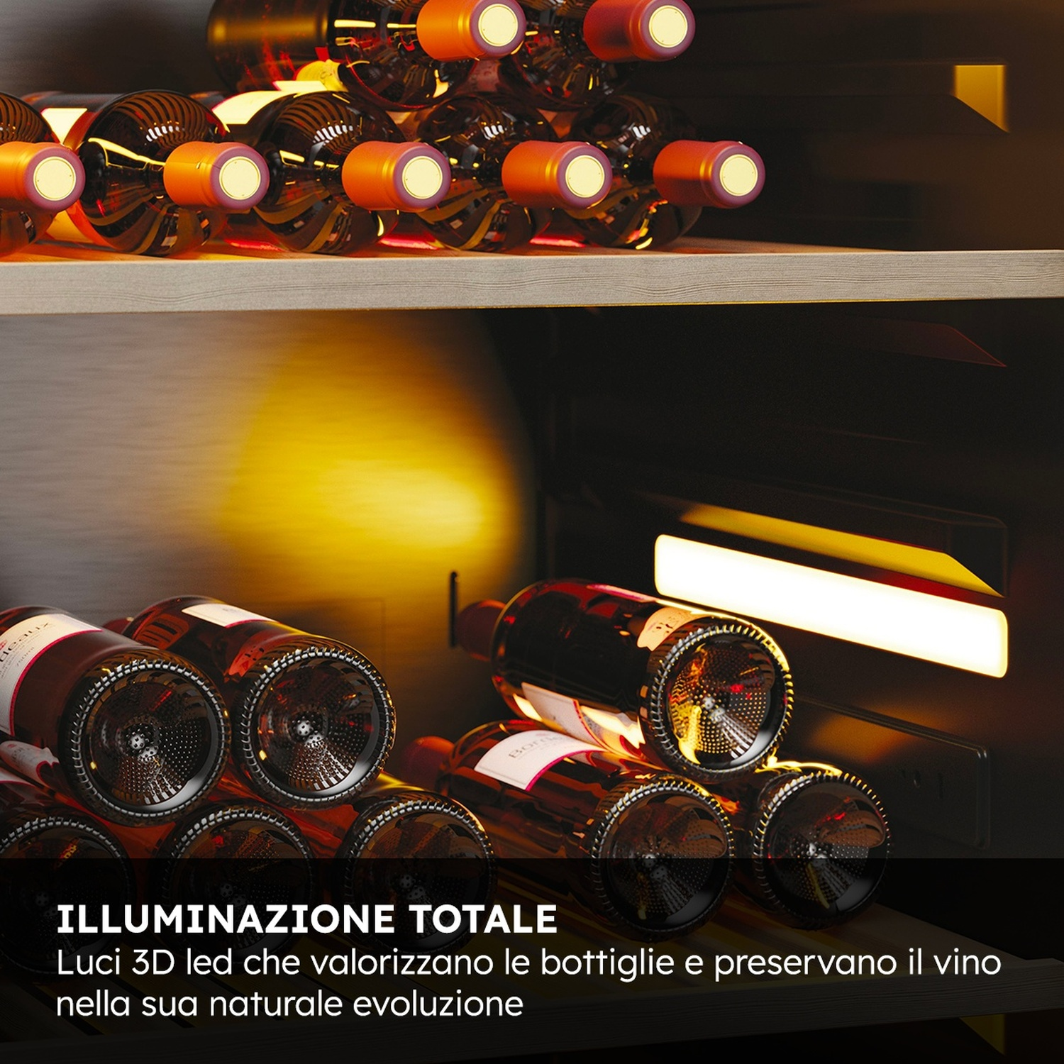 Cantinetta con più ripiani, piena di bottiglie di vino, illuminata da strisce LED.