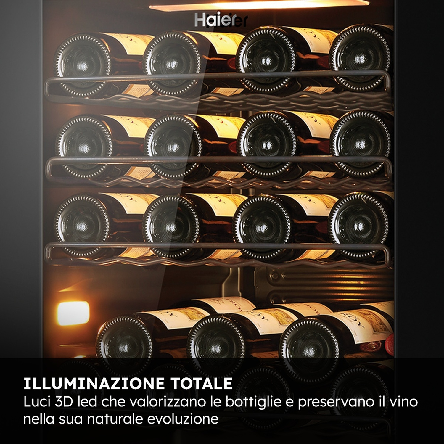 Cantinetta con più file di bottiglie, illuminata dall'interno.