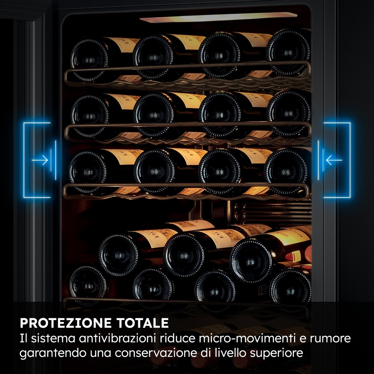 Cantinetta per vino con più ripiani pieni di bottiglie scure.