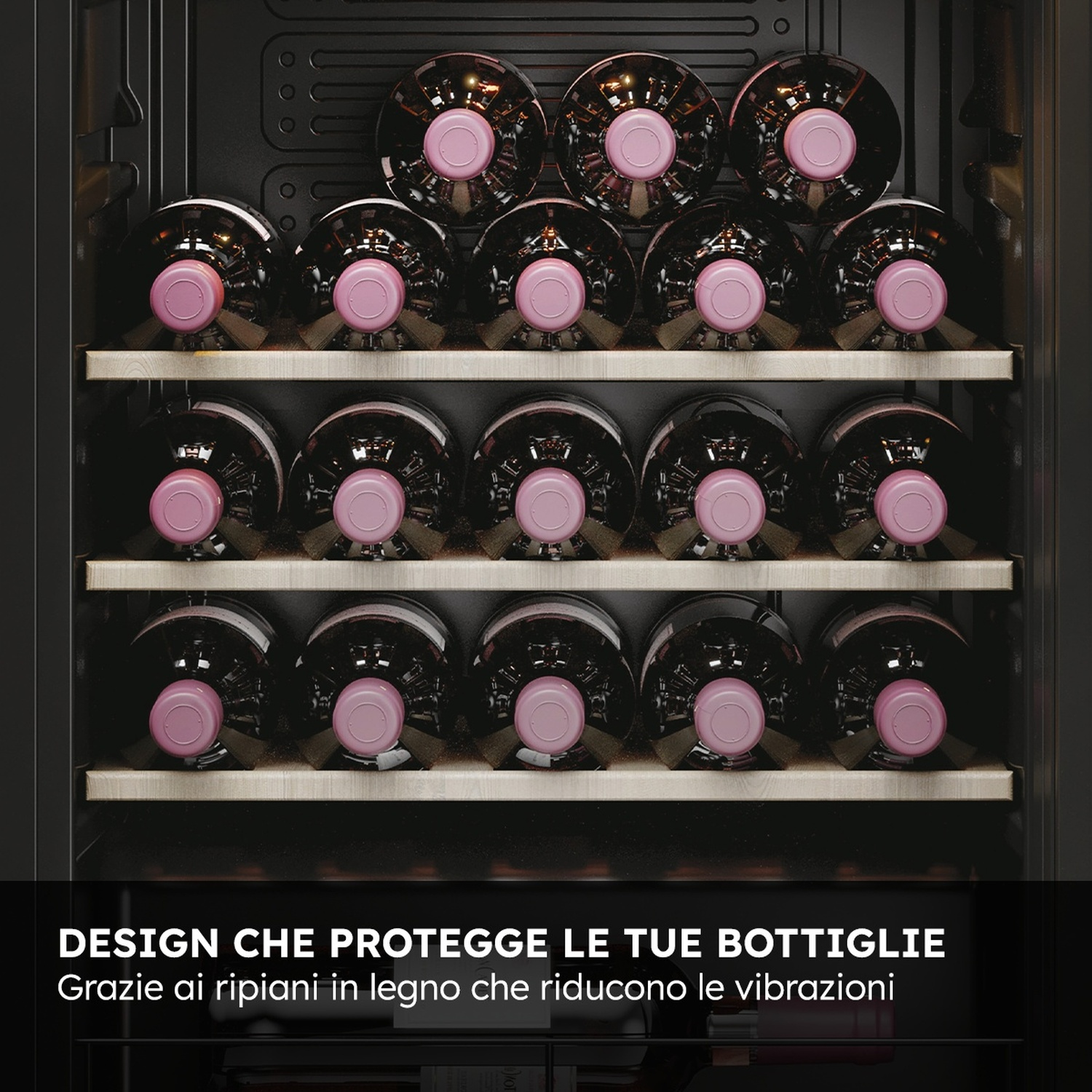 Cantinetta con bottiglie scure e tappi rosa su ripiani in legno.
