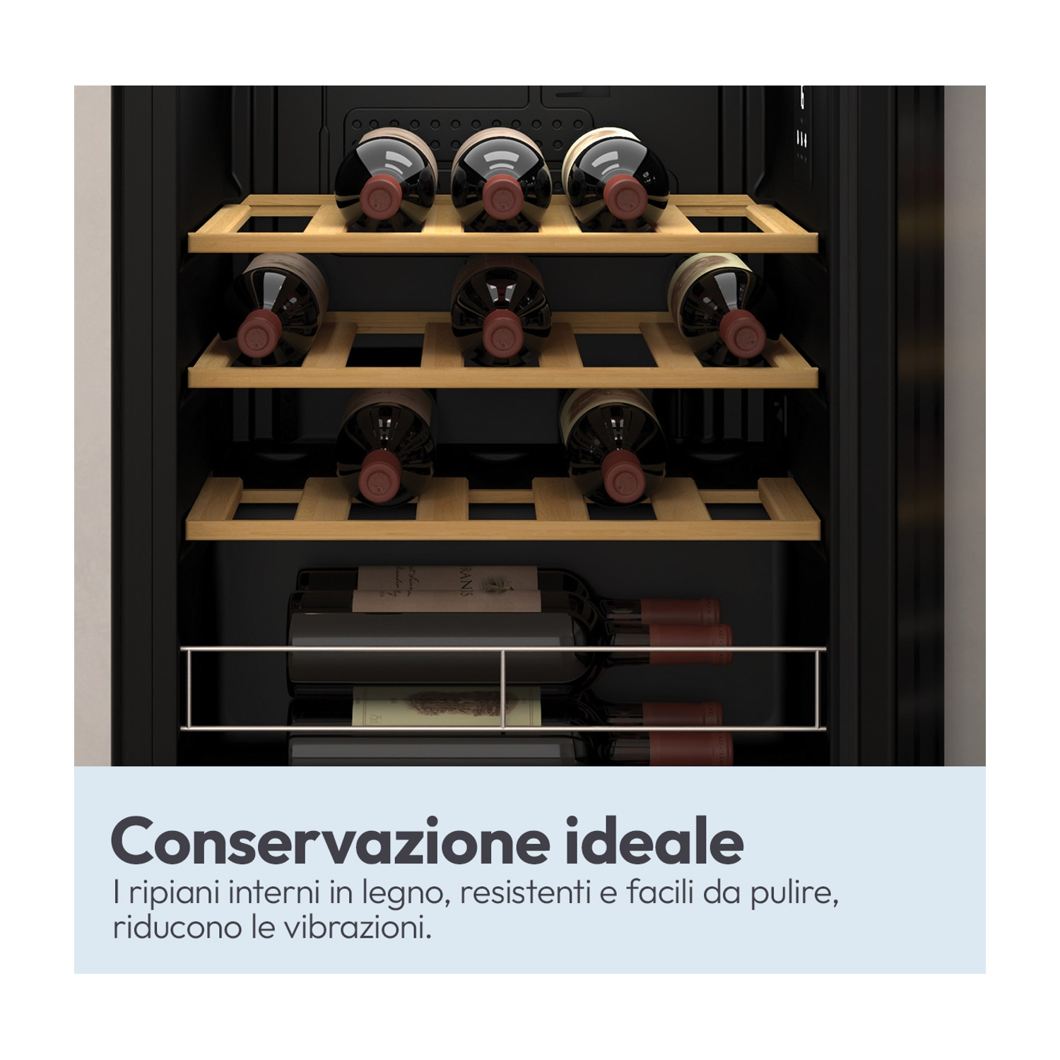 Cantinetta con ripiani in legno contenente diverse bottiglie di vino.