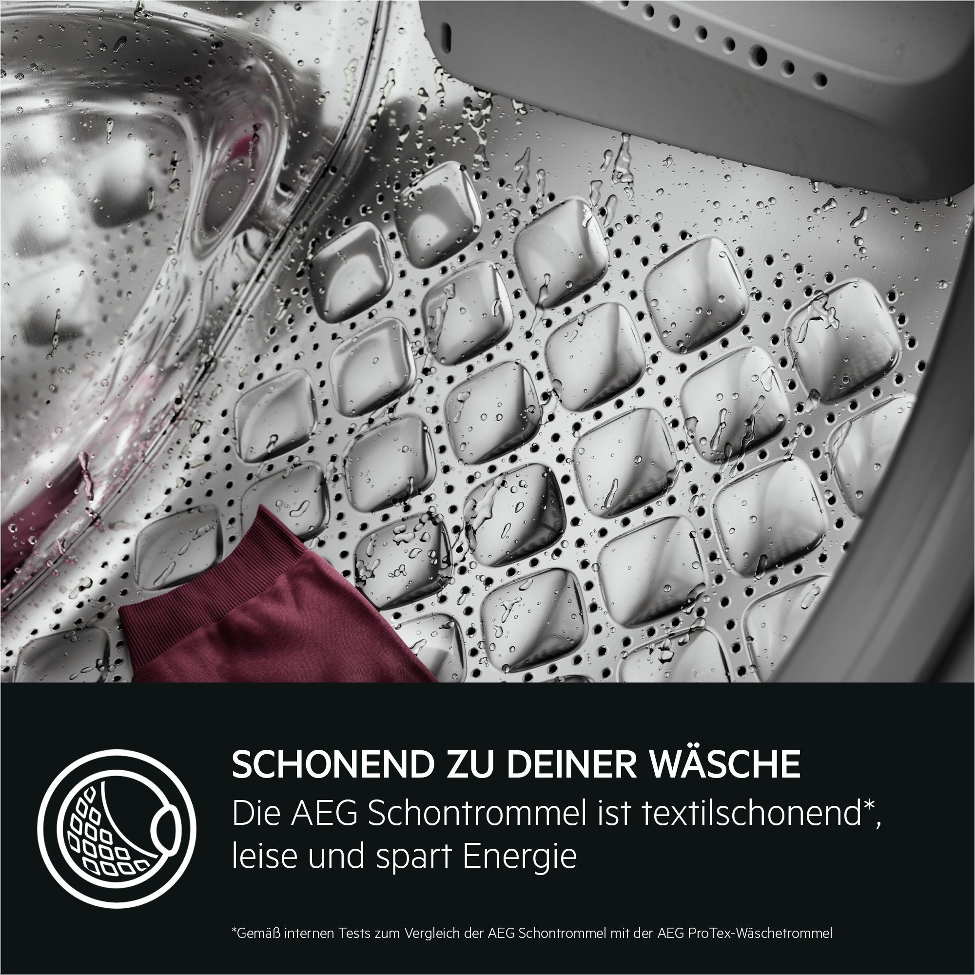 Detailansicht der Trommel einer Waschmaschine mit Wasser und einem roten Kleidungsstück.