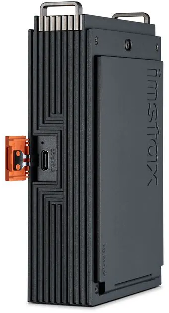 Dispositivo Instax nero con porta di ricarica USB-C e connettore arancione.