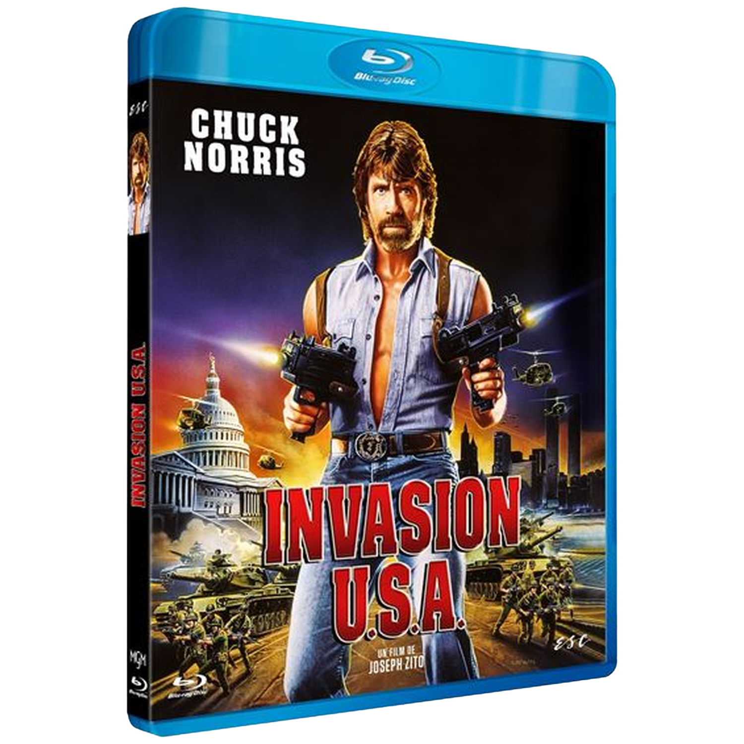 Chuck Norris avec des armes devant des explosions sur la jaquette Invasion USA.