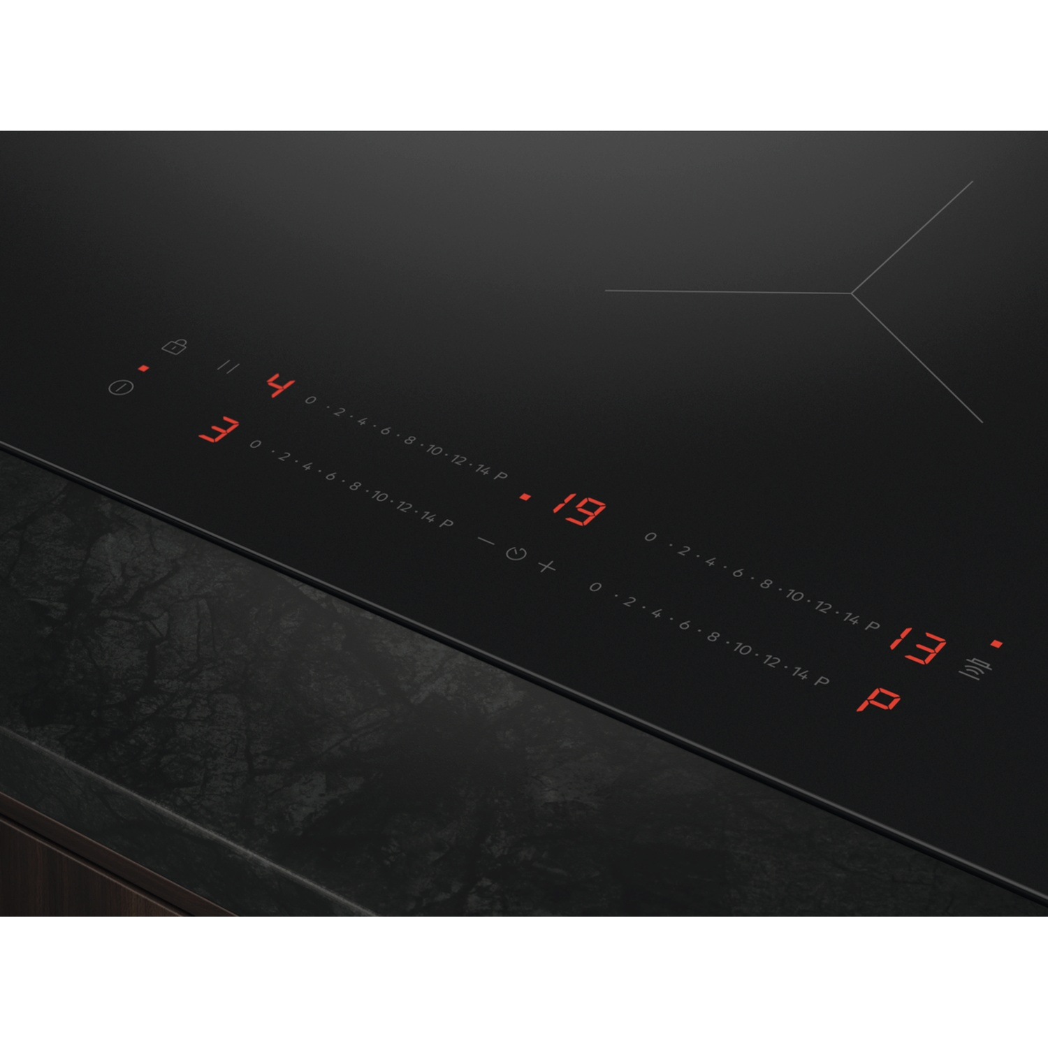 Une plaque à induction noire affiche des commandes numériques avec des chiffres rouges : 3, 4, 19 et 13.