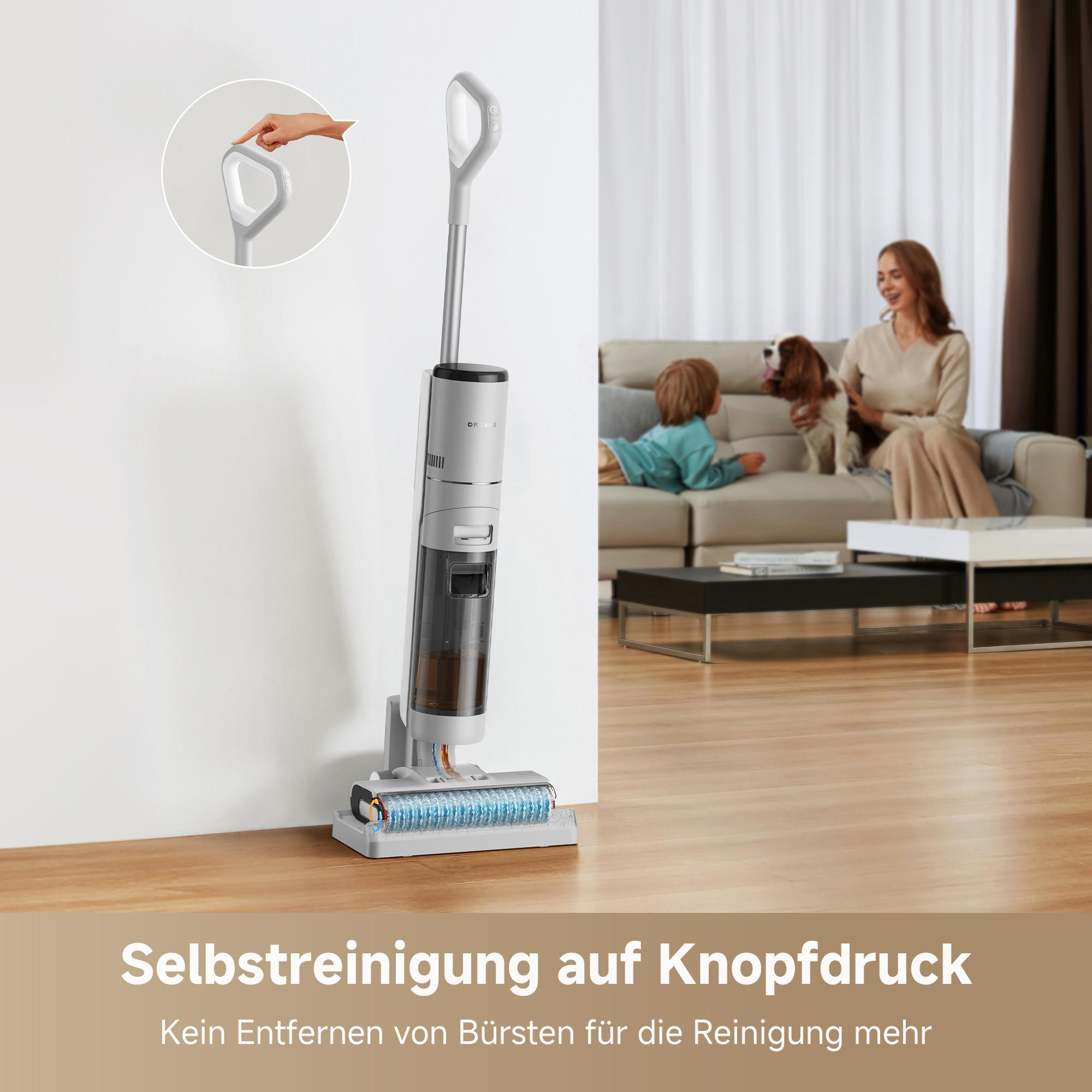 Ein schnurloser Staubsauger steht neben einer Wand. Im Hintergrund ist eine Familie.