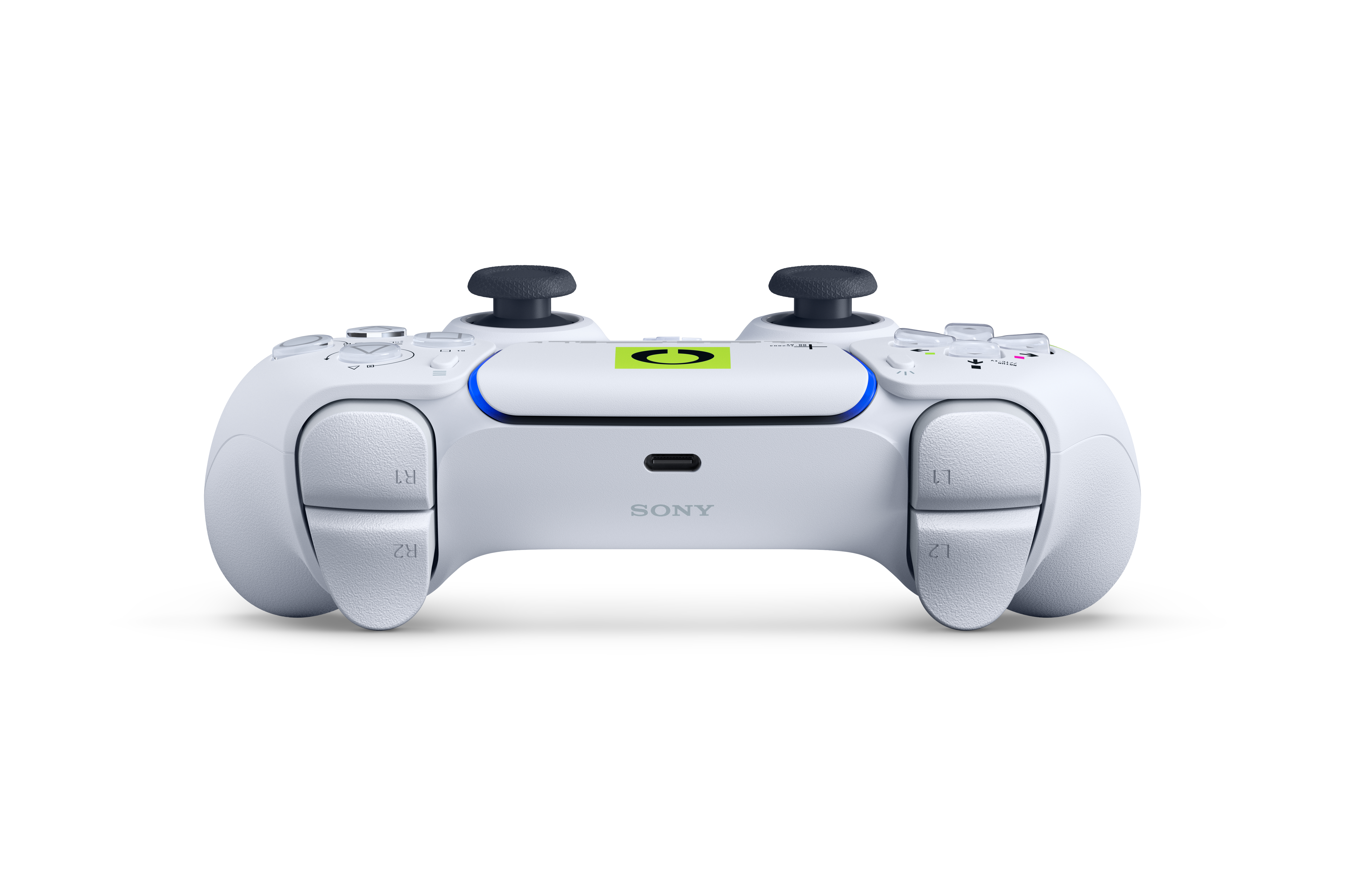 Ein weißer PlayStation 5 Controller mit schwarzen Joysticks und Tasten.