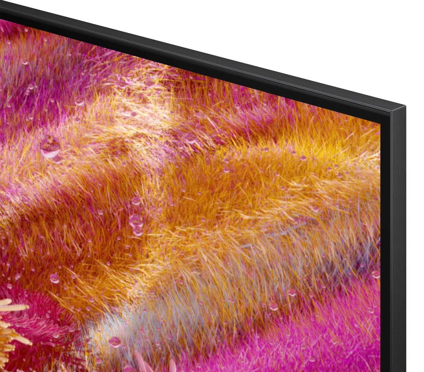 Zbliżenie ekranu telewizora z kolorową trawą i kroplami wody.