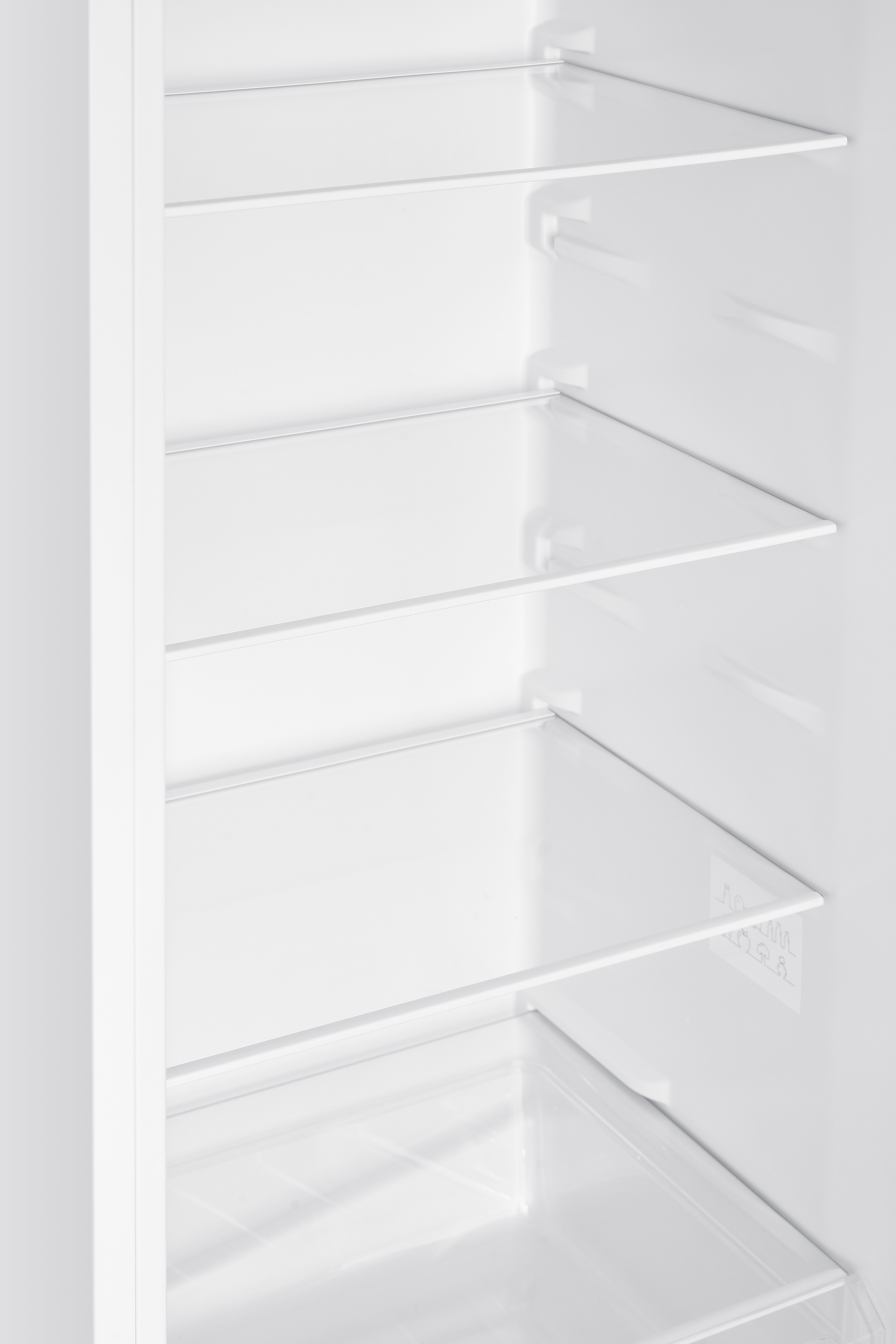 Interior de un refrigerador blanco vacío con estantes de vidrio.