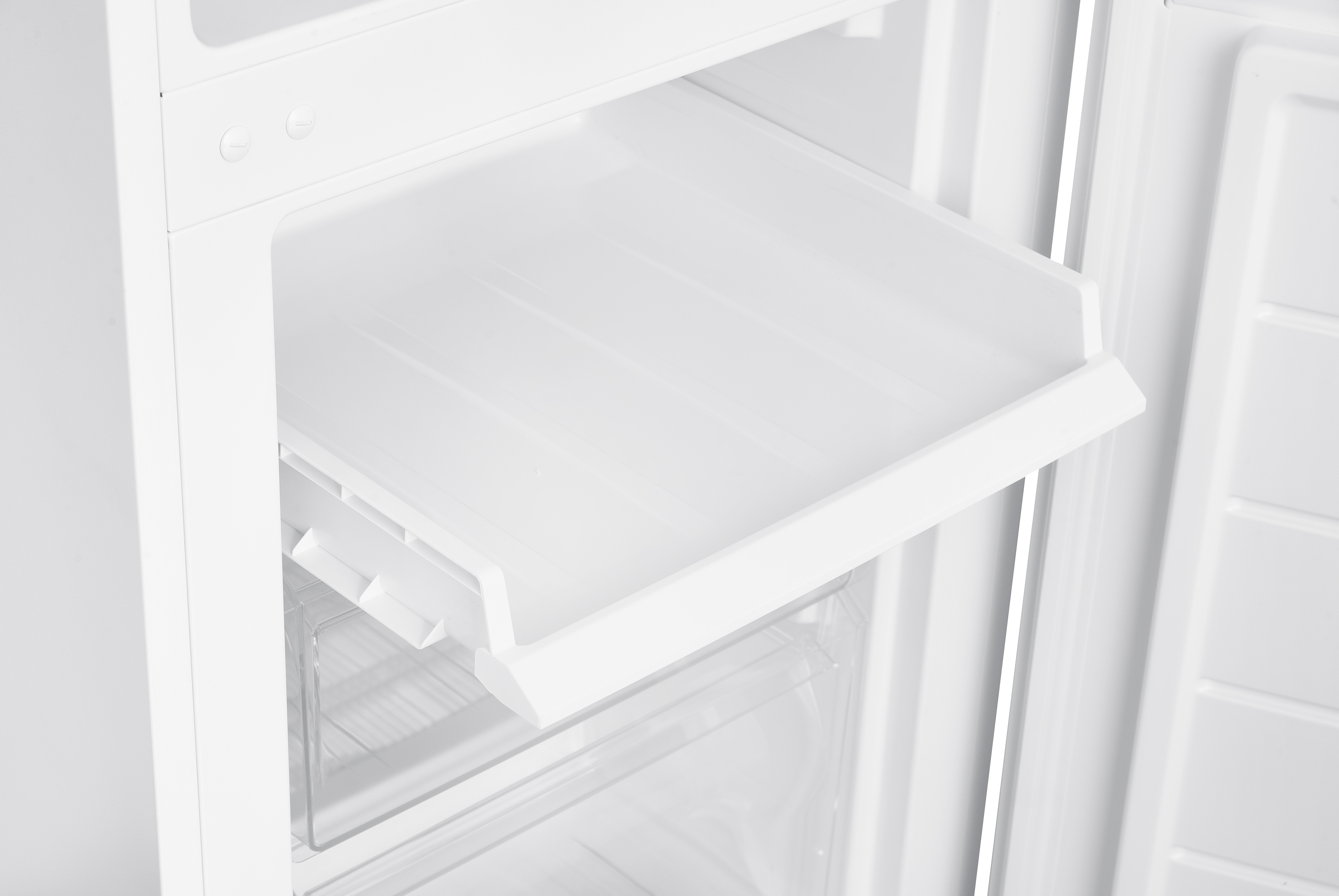 Interior blanco de refrigerador con un cajón extraíble.