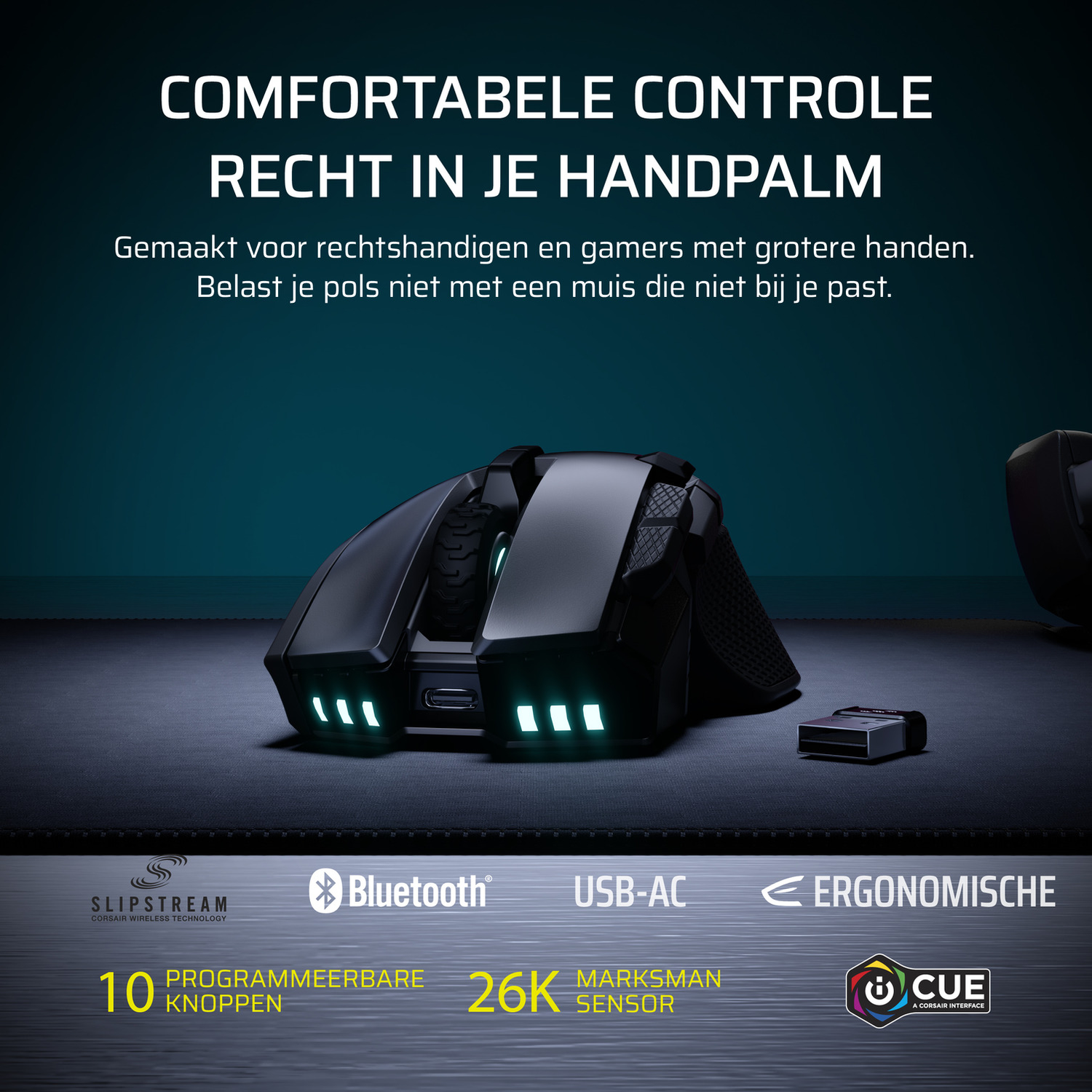 Zwarte gamingmuis met groene verlichting, naast een USB-dongel op een mat.