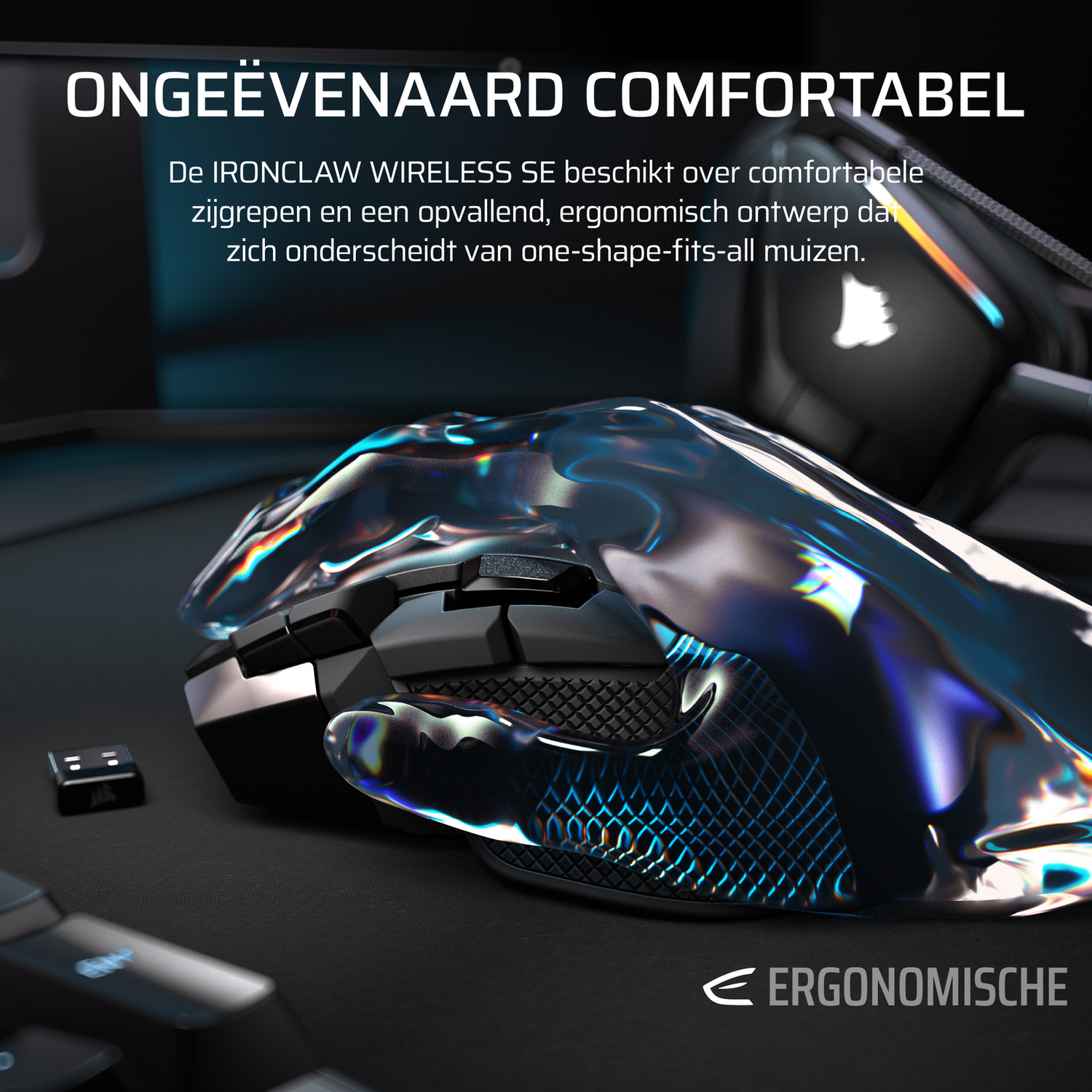 Een zwarte ergonomische muis met blauw netpatroon en een glanzende, transparante overlay.