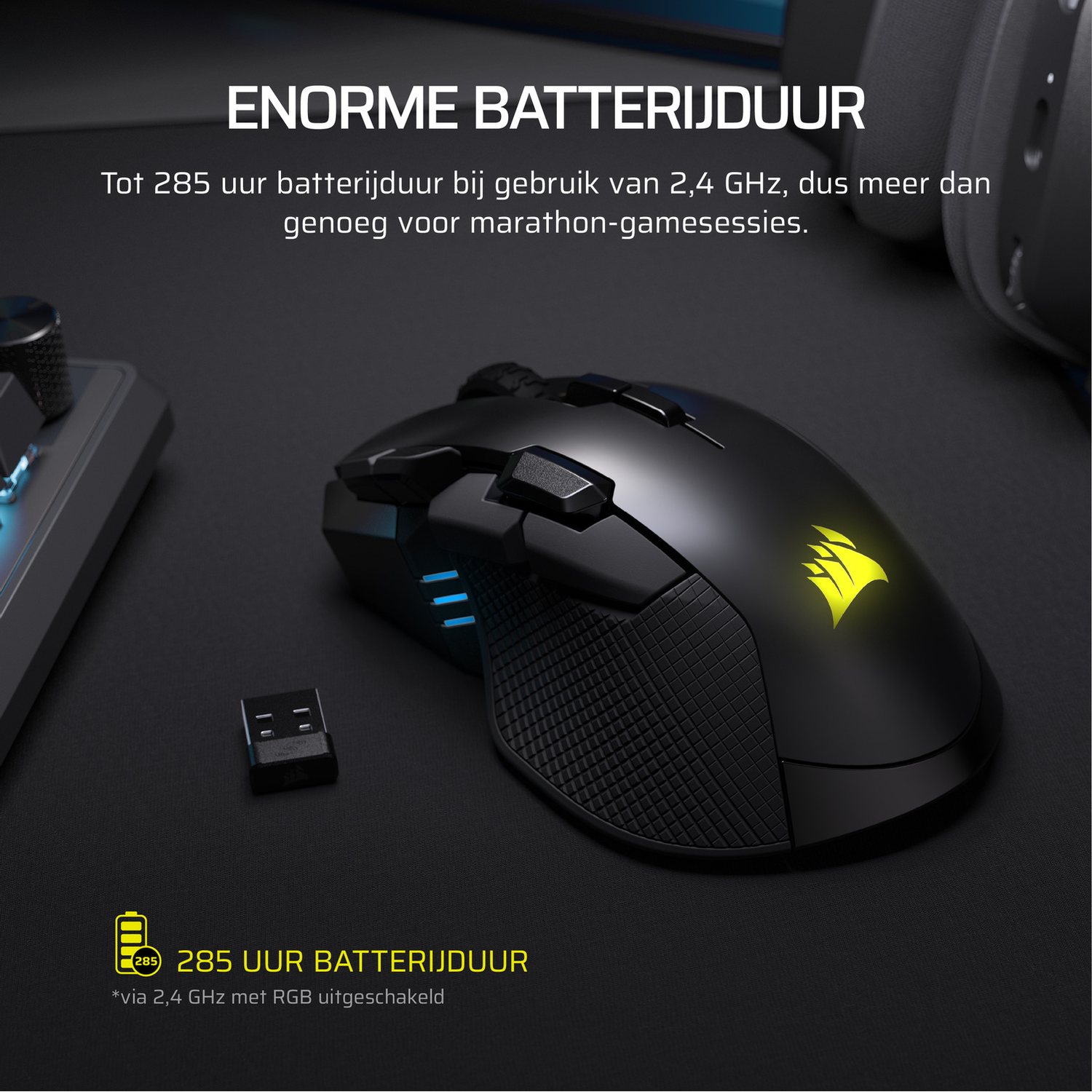 Zwarte gamingmuis met USB-dongle en geel logo. Toont 285 uur batterijduur.