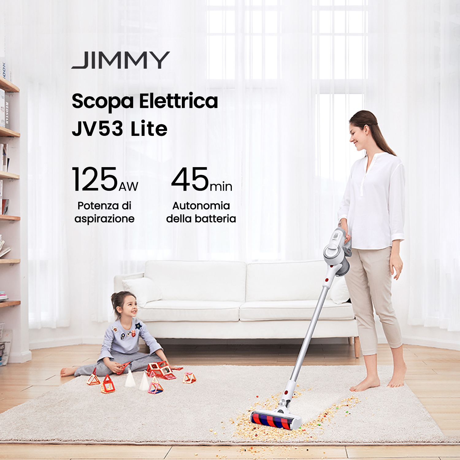 Una donna aspira un tappeto mentre un bambino gioca. JIMMY JV53 Lite.