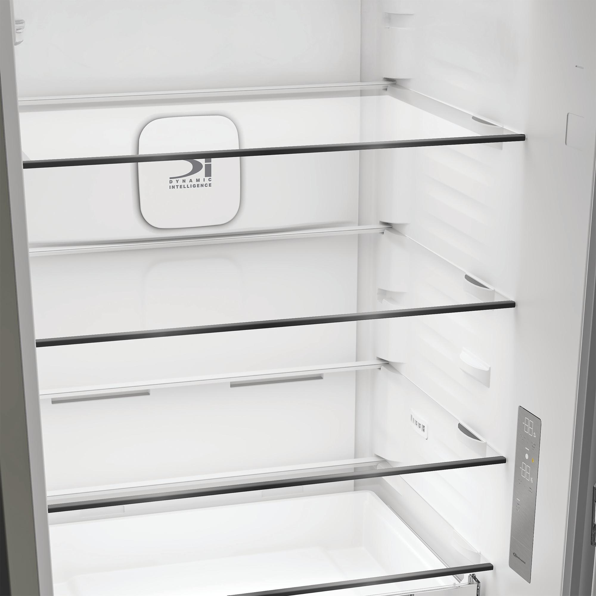 Innenansicht eines leeren Kühlschranks mit Glasböden und Schublade.