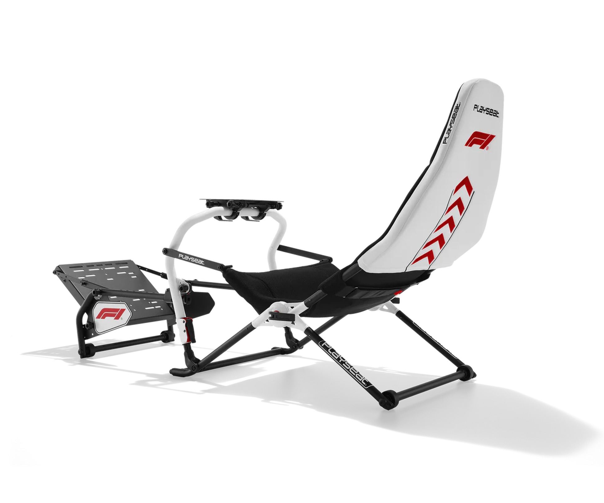 Silla blanca de simulador de carreras con logo F1 y flechas rojas.