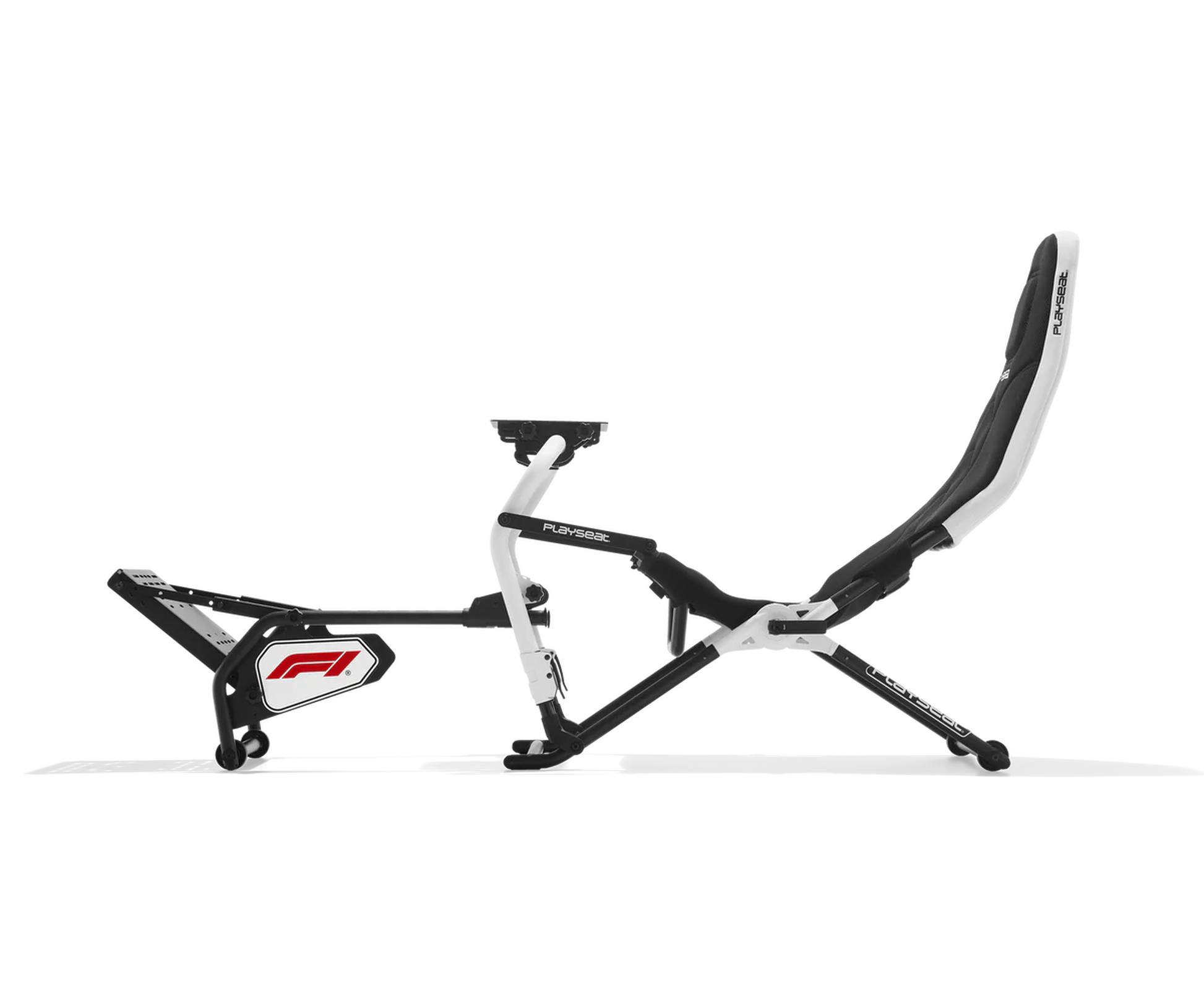 Un asiento simulador de carreras blanco y negro con logo F1.