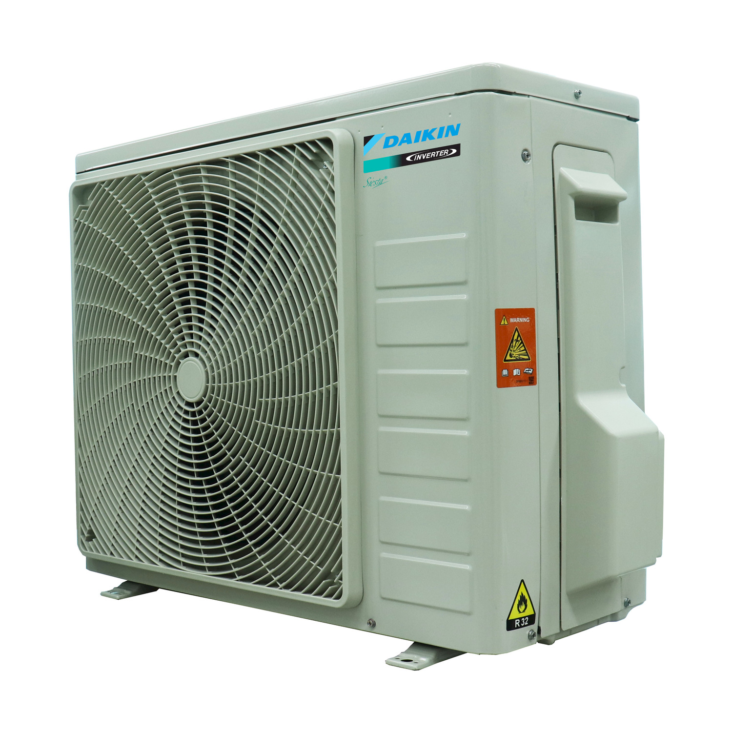 Unità esterna condizionatore Daikin bianca con grande ventola ed etichette di avviso.