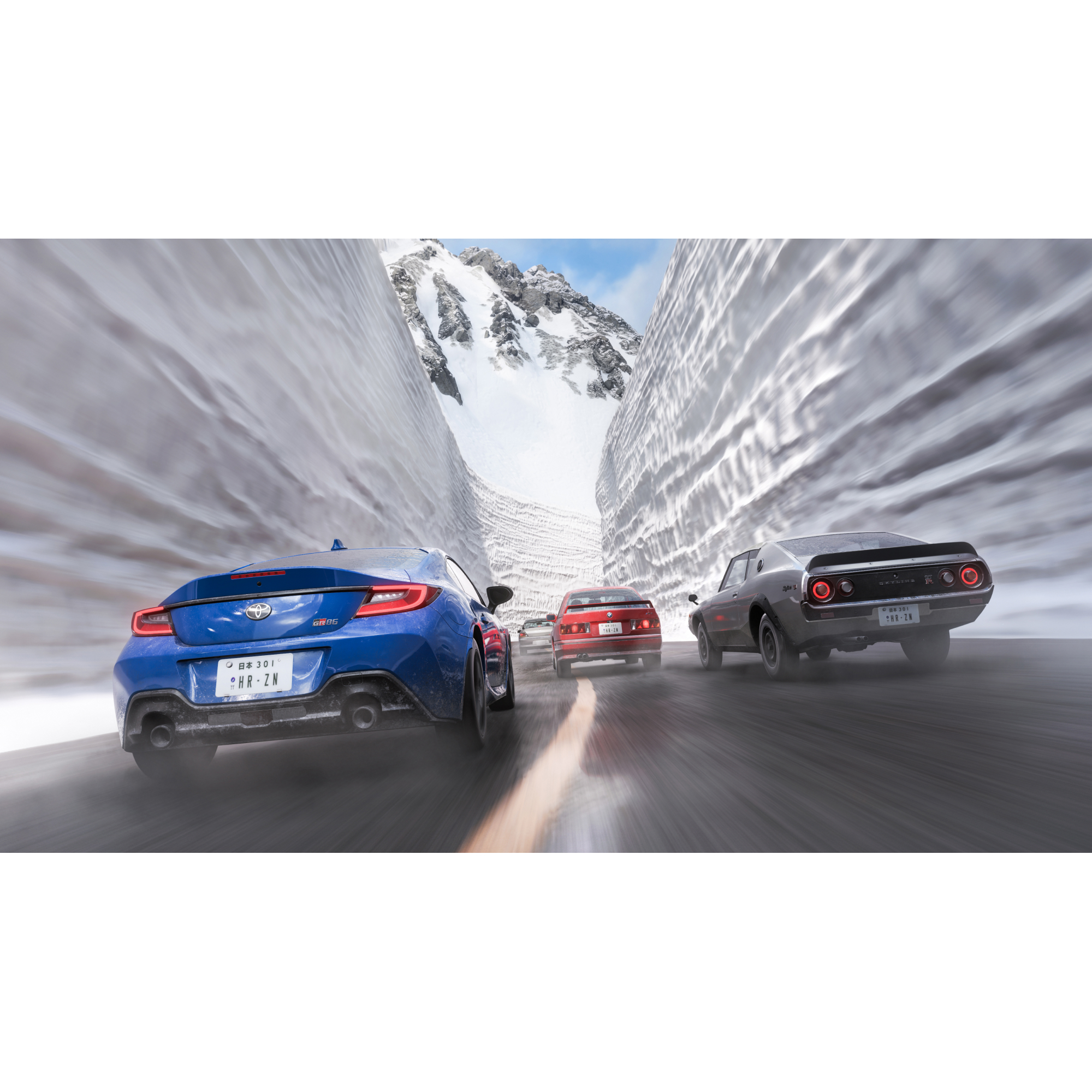 Trois voitures roulent sur une route enneigée avec de hauts murs de neige.