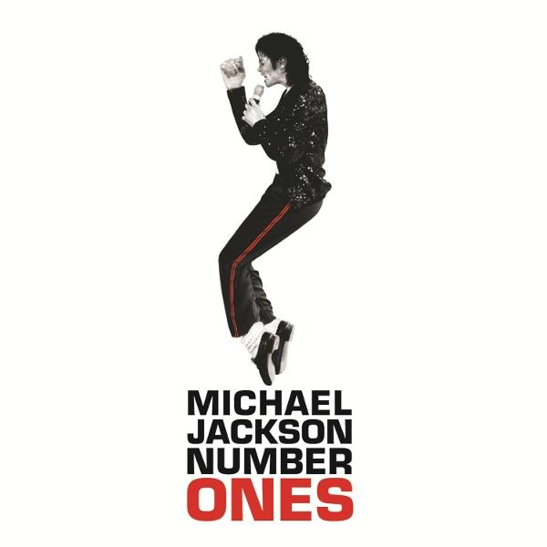 Michael Jackson csillogó zakóban és piros csíkos nadrágban énekel.