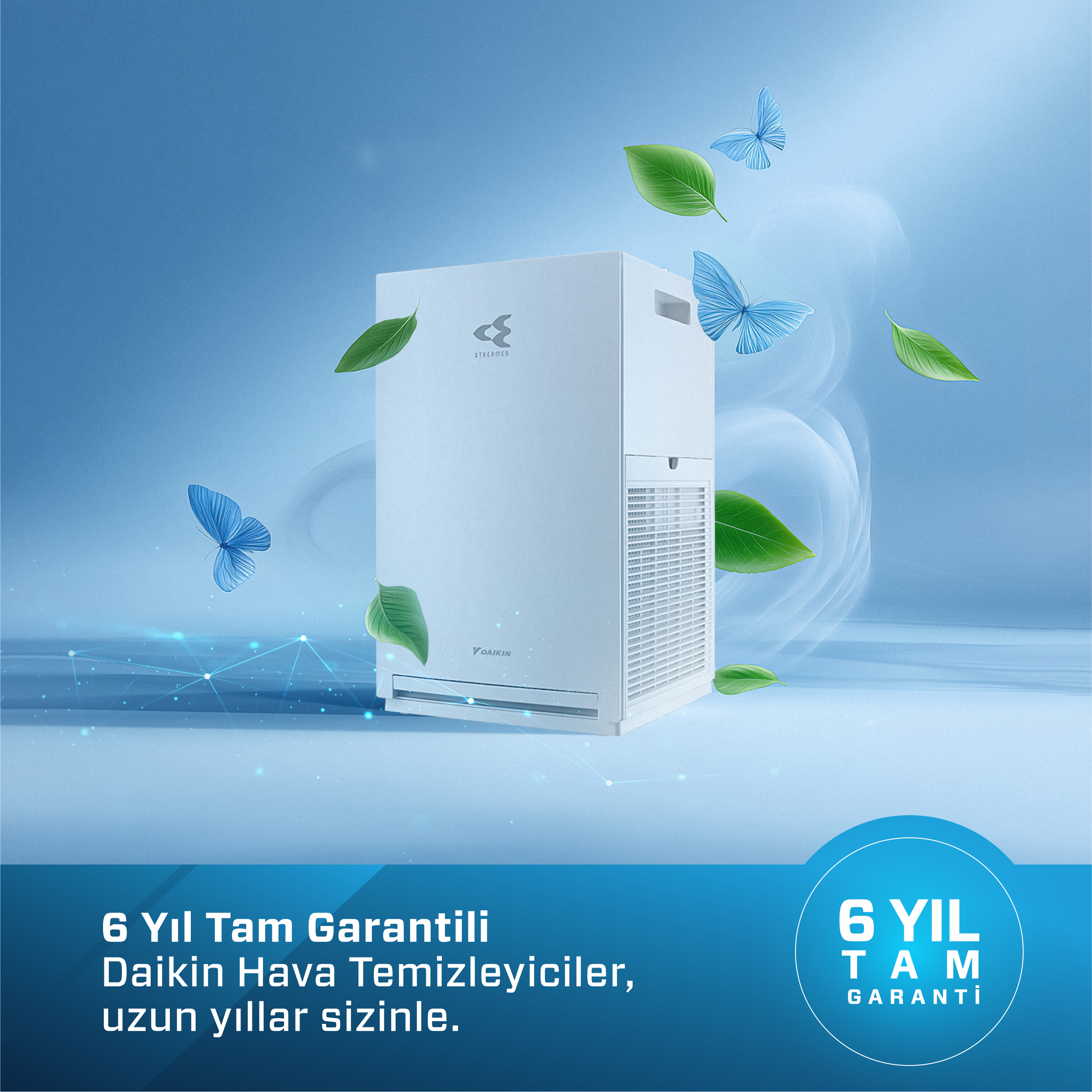 Mavi kelebekler ve yeşil yapraklarla çevrili beyaz Daikin hava temizleyici.