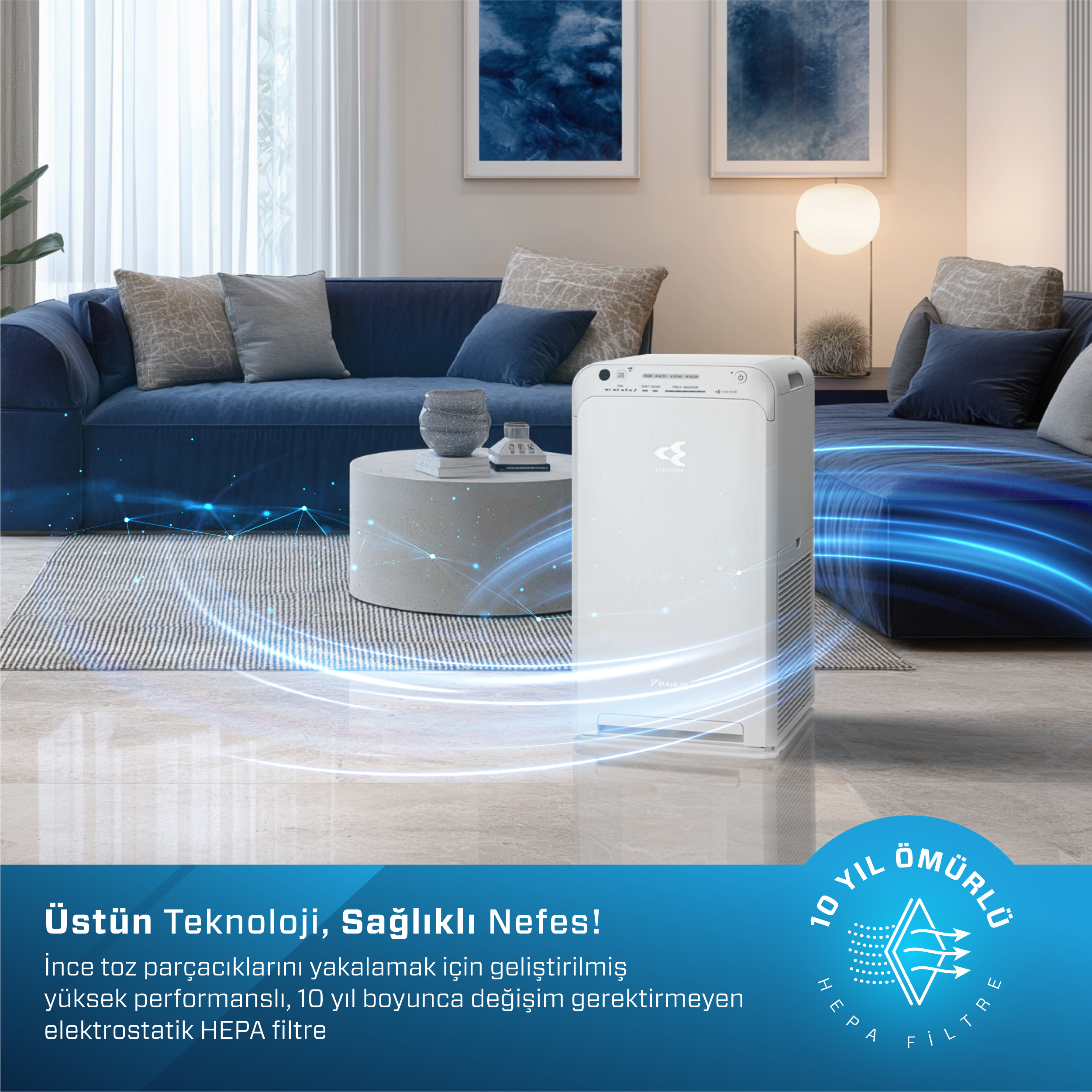 Beyaz hava temizleyici, oturma odasında mavi bir koltuğun yanında duruyor.