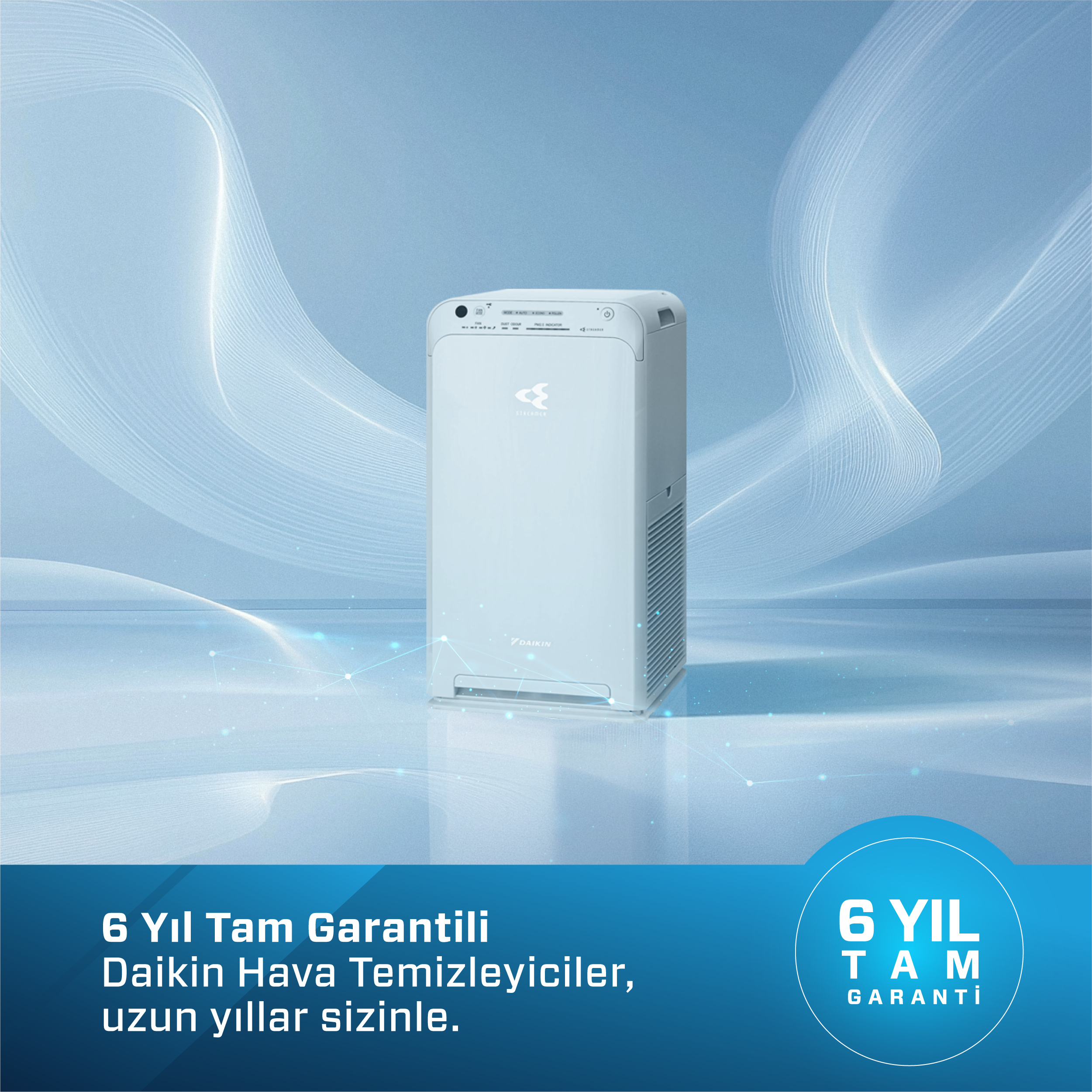 Beyaz bir Daikin hava temizleyici, dalgalı çizgili mavi bir arka plan üzerinde.