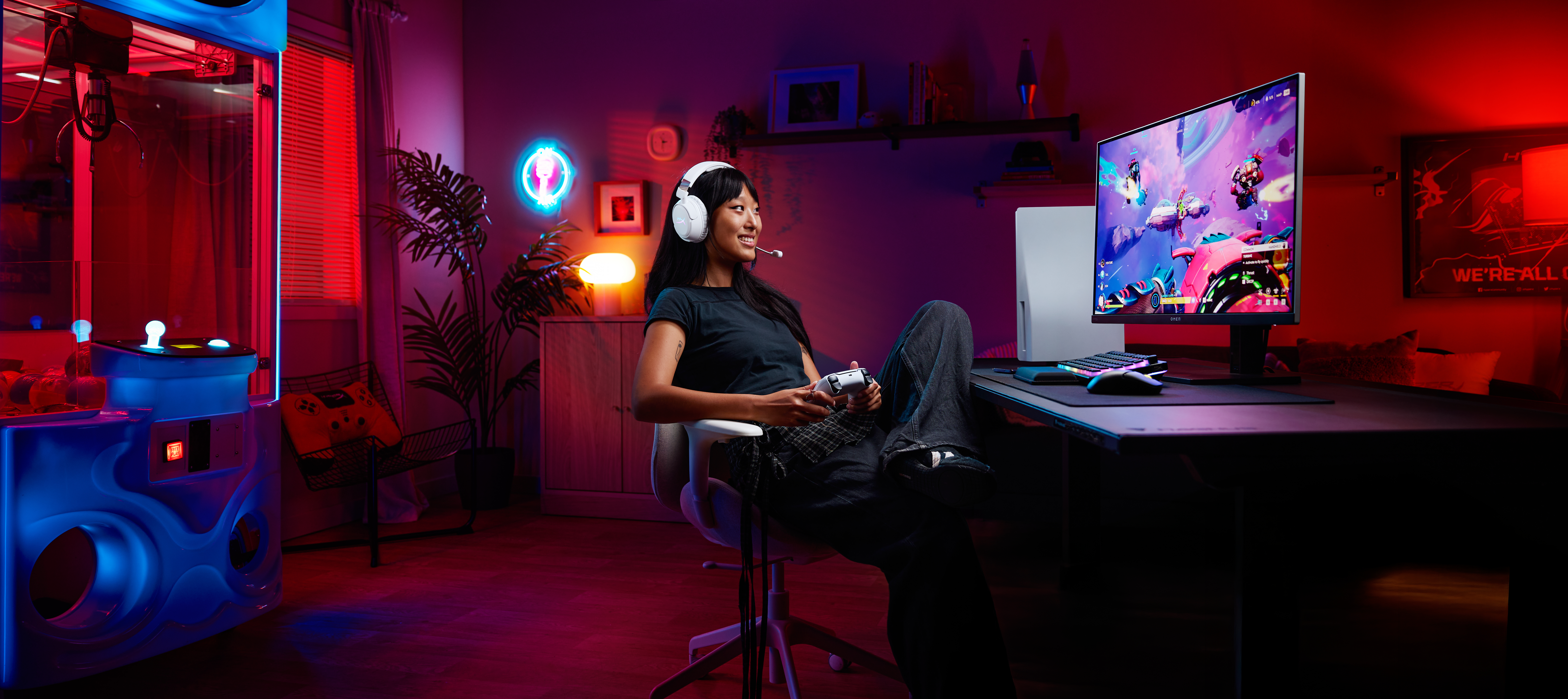 Una mujer juega videojuegos en una habitación con luces de neón y una máquina de garra.