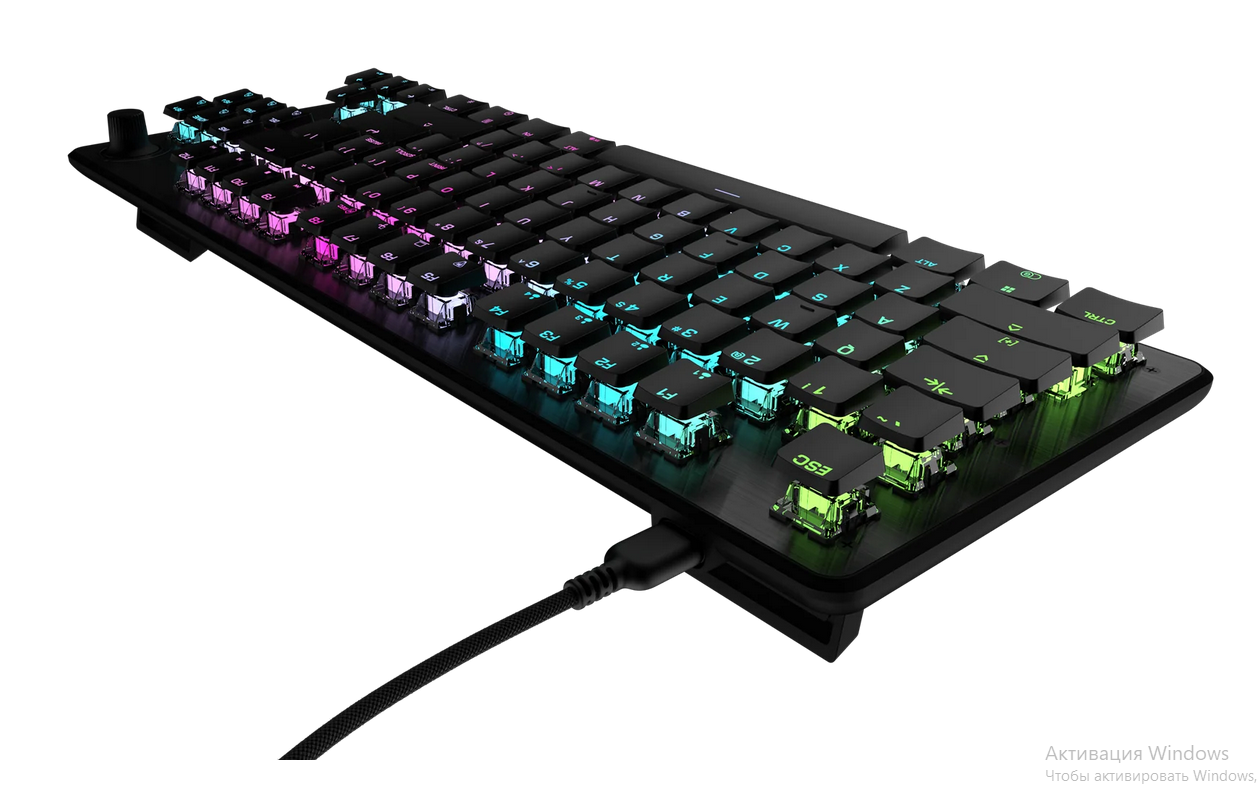 Eine schwarze mechanische Tastatur mit regenbogenfarbener Hintergrundbeleuchtung der Tasten, aus niedrigem Winkel auf weißem Hintergrund.