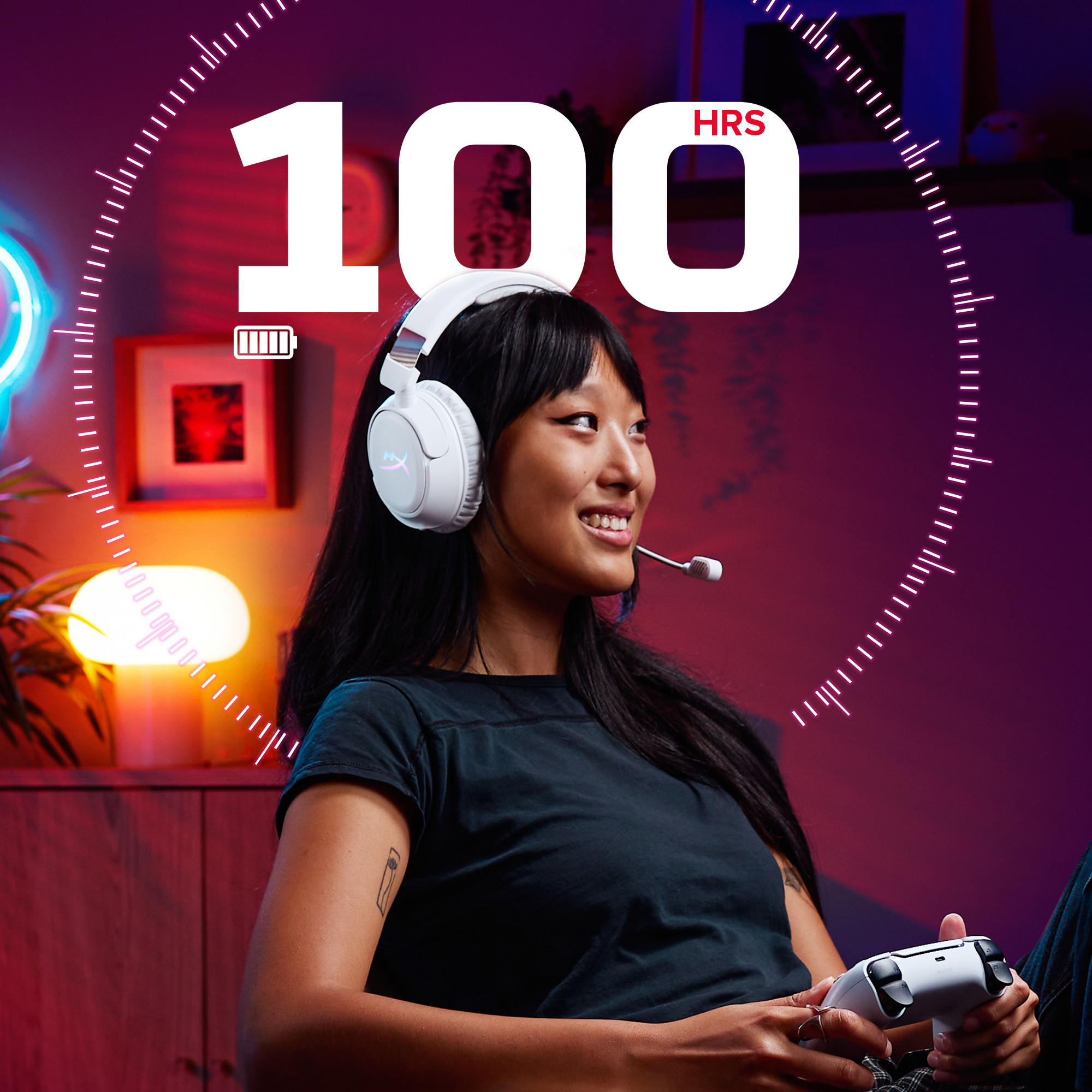 Mujer con auriculares blancos y micrófono, jugando videojuegos, indicador de 100 horas.