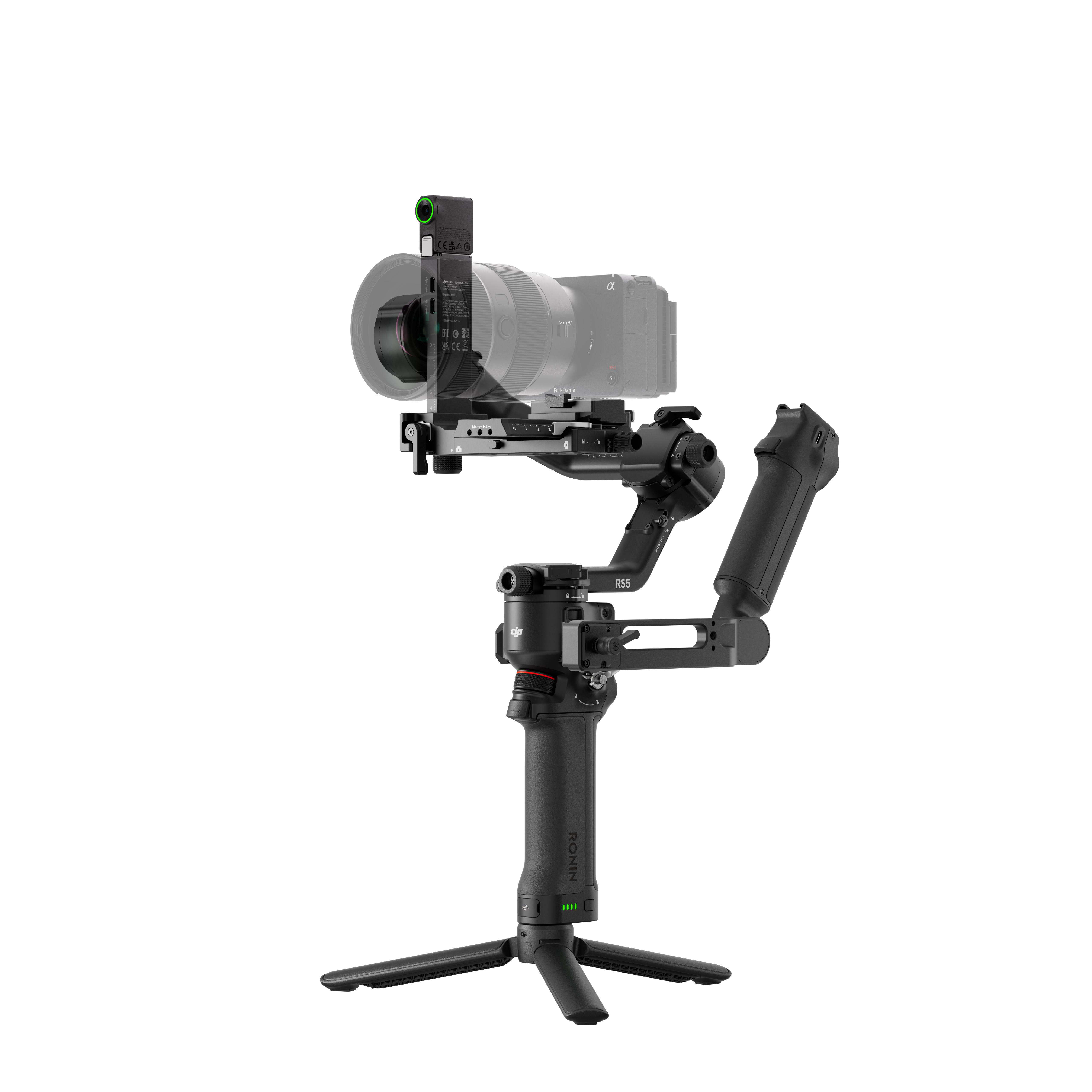 Eine schwarze Kamera mit großem Objektiv ist auf einem schwarzen Gimbal-Stabilisator montiert, der auf einem Stativ vor weißem Hintergrund steht.