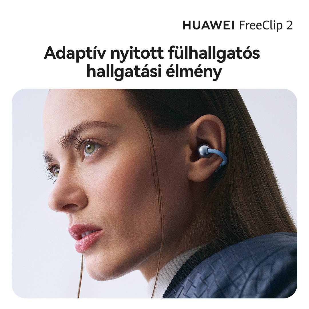 Nő Huawei FreeClip 2 fülhallgatóval, ezüst és kék.