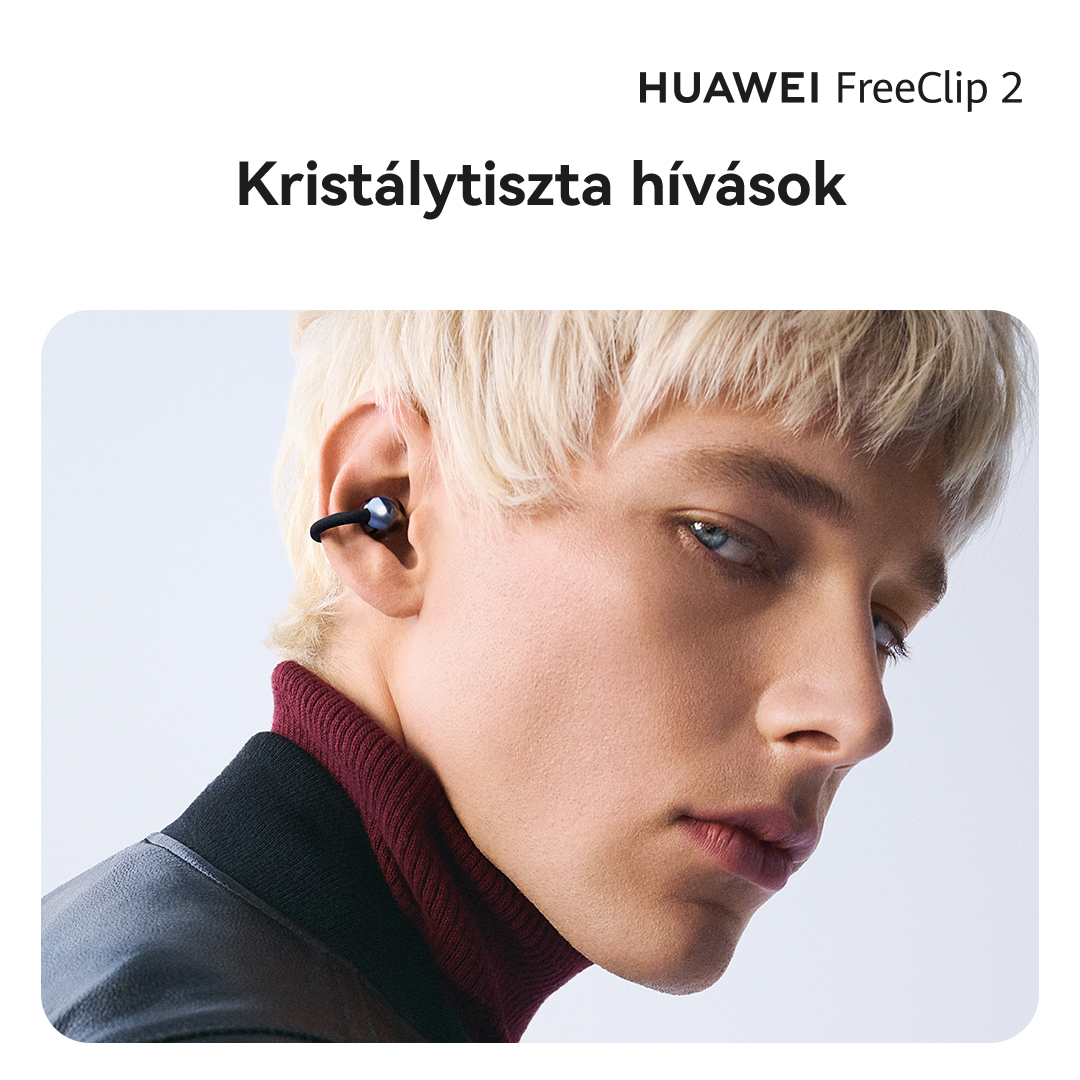Szöszi hajú férfi jobb fülében visel fülhallgatót.