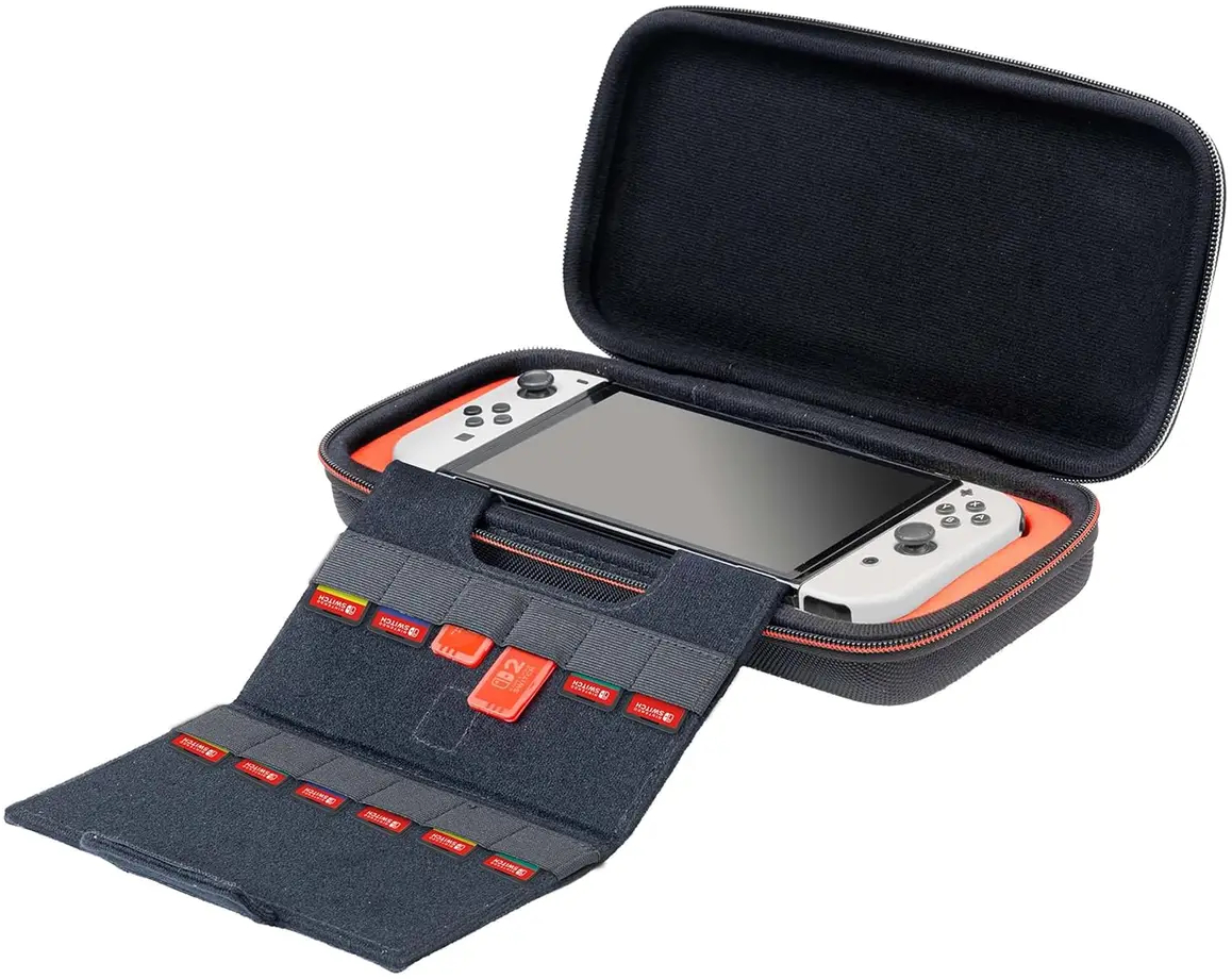 Egy fekete, nyitott fedelű tok egy fehér Nintendo Switch konzolt tartalmaz kontrollerekkel és játéktokokkal.