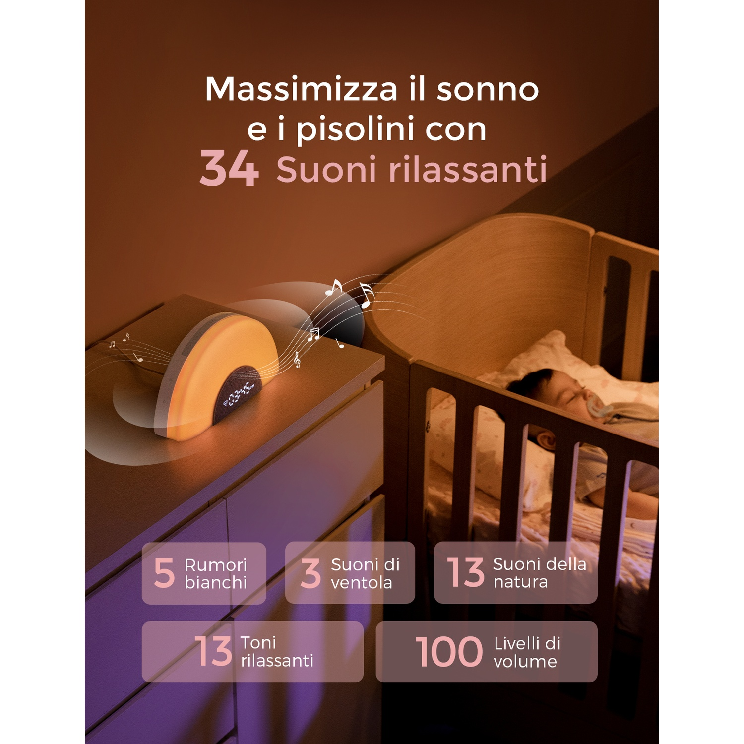 Una macchina del suono con luce arancione accanto a un bambino che dorme in una culla, con sovrapposizioni di testo.