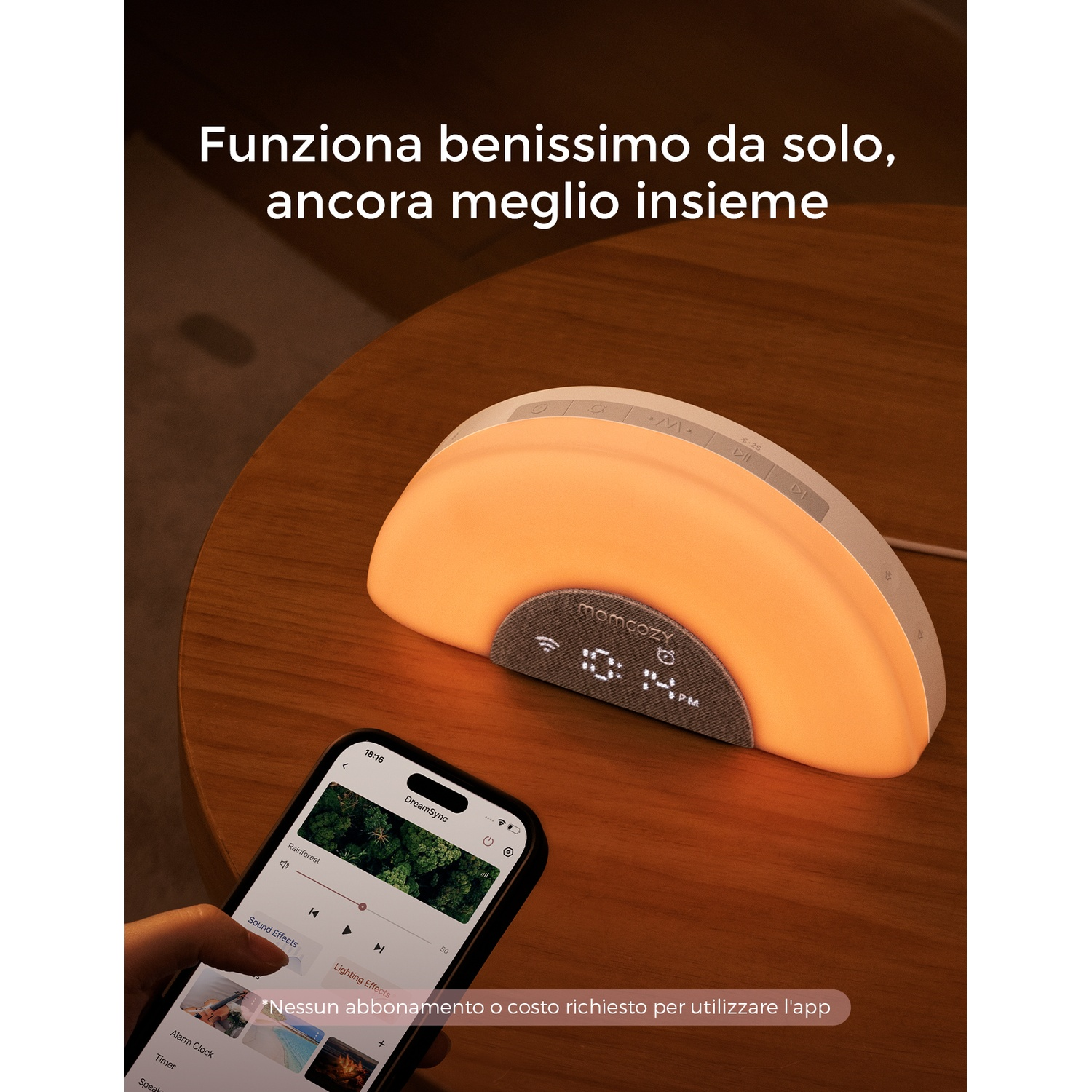 Una mano tiene uno smartphone che controlla una sveglia intelligente arancione luminosa su un tavolo di legno, con testo in sovrimpressione.