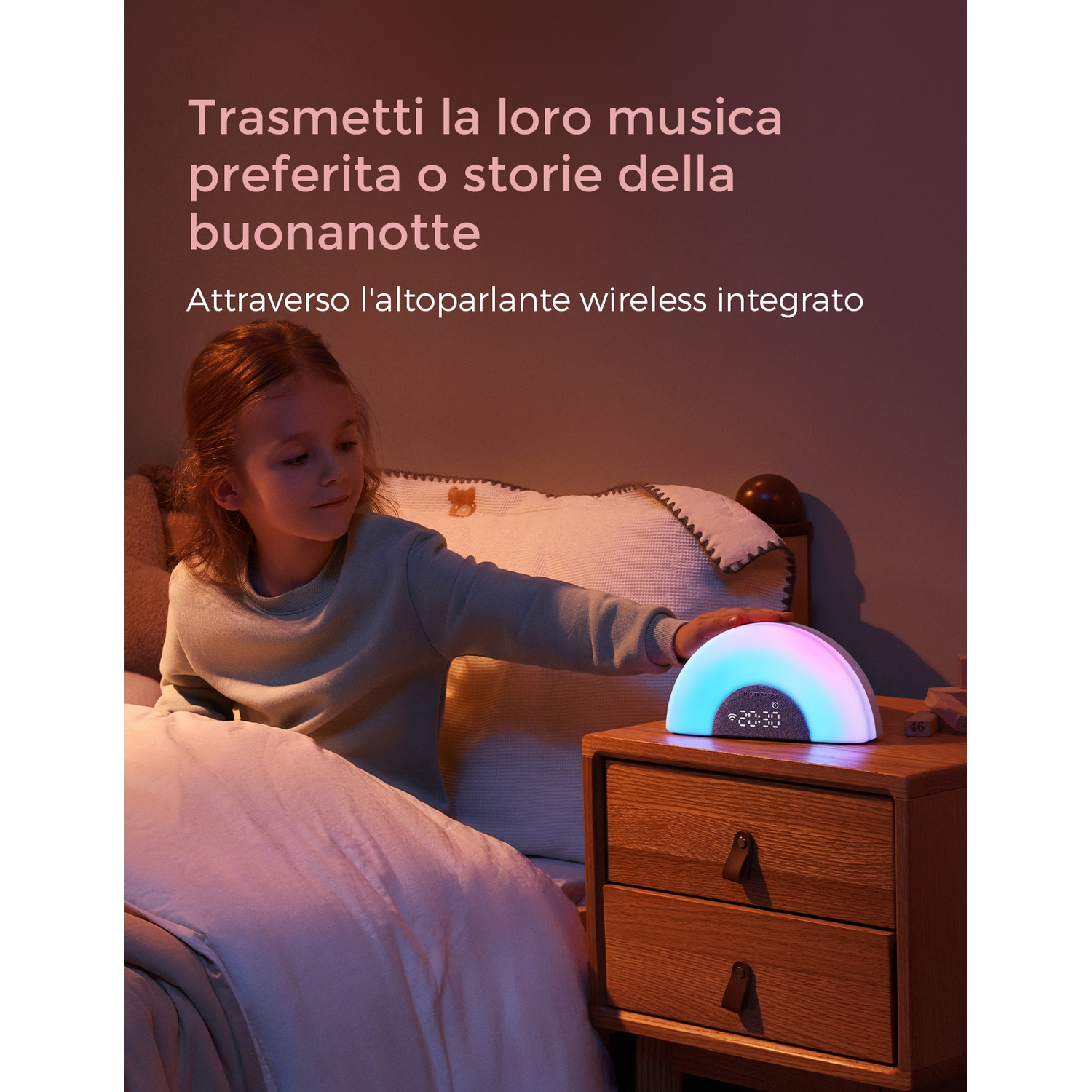 Un bambino a letto tocca una lampada smart color arcobaleno su un comodino in legno, che mostra le 20:30.