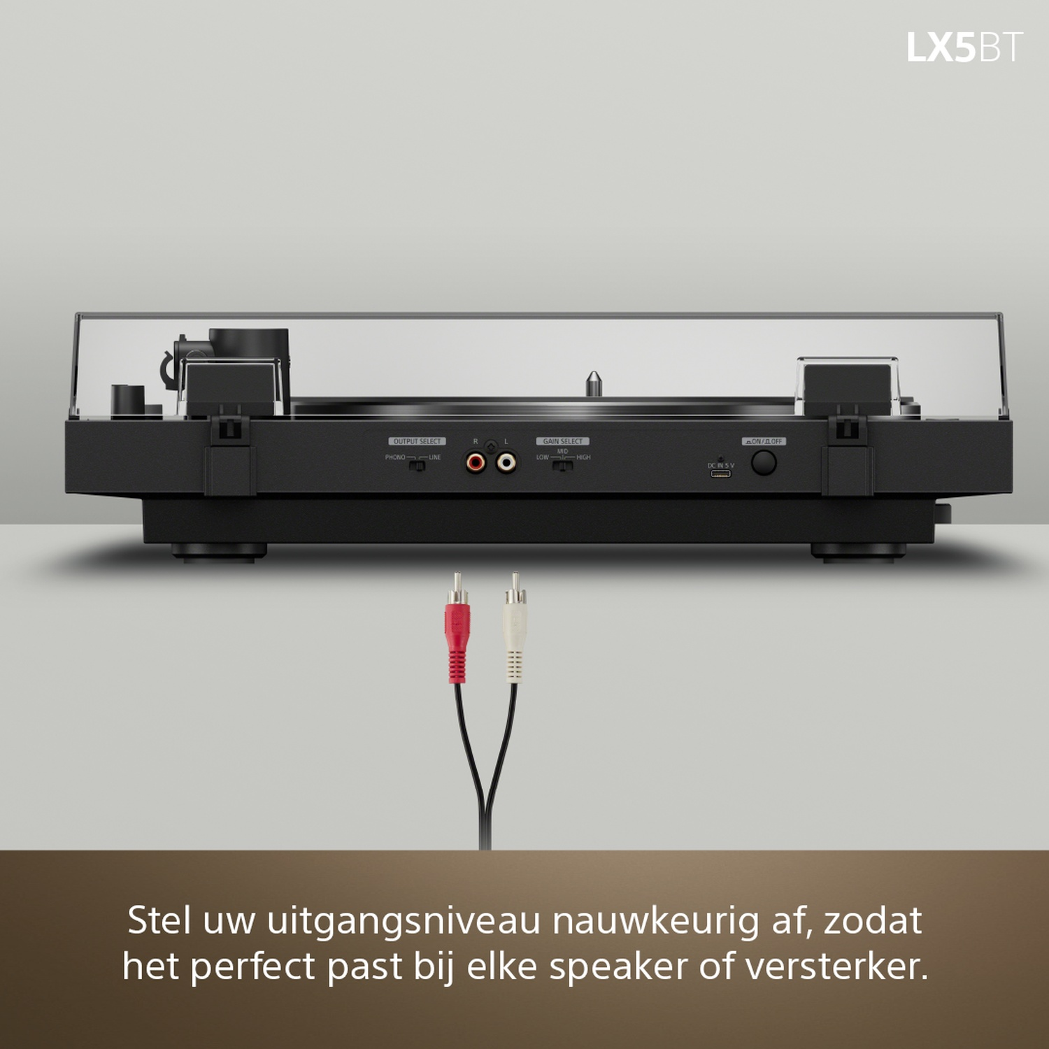 Zwarte platenspeler met audiokabels. LX5BT.