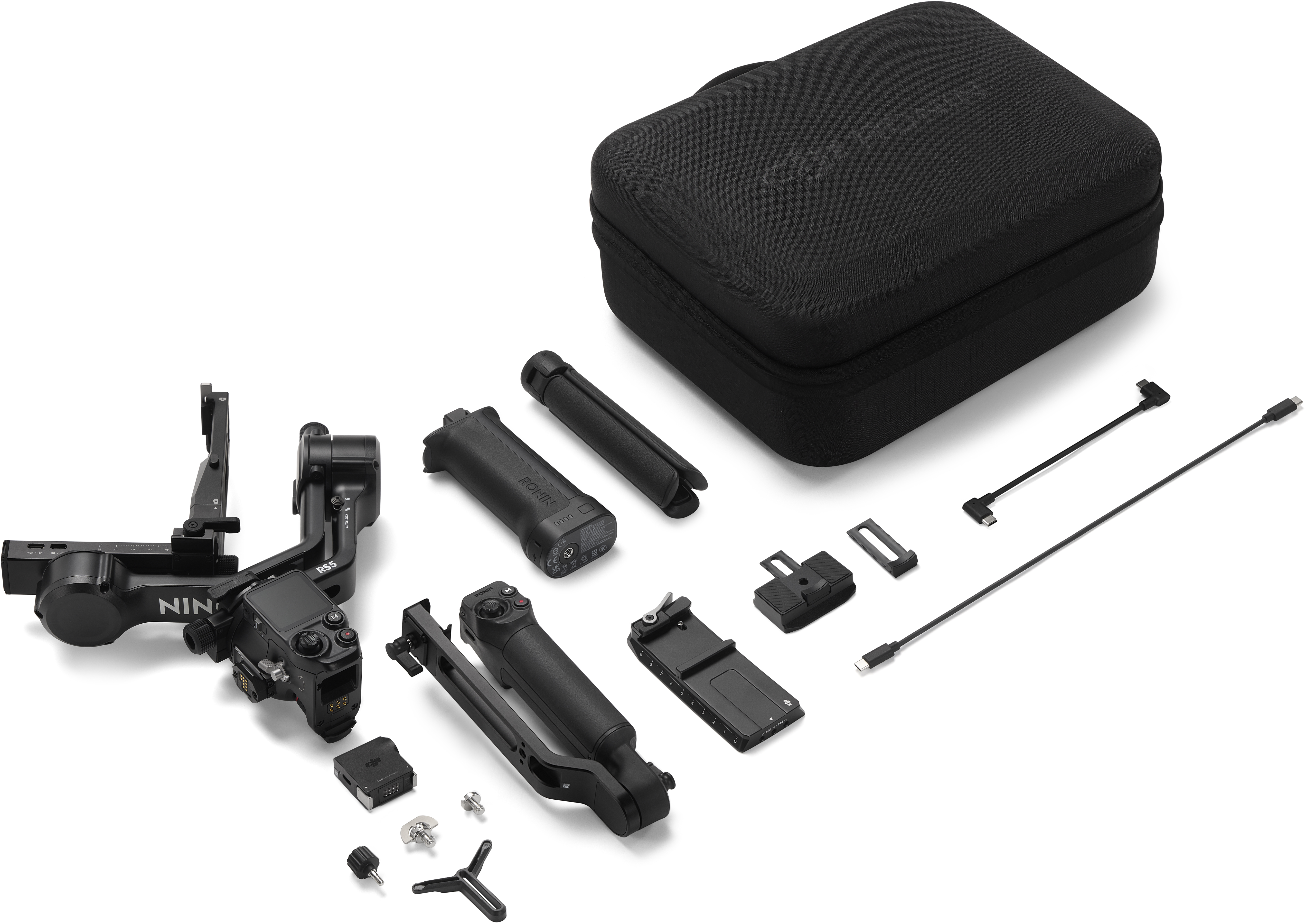 Un cardan DJI Ronin noir avec accessoires et étui sur fond blanc.